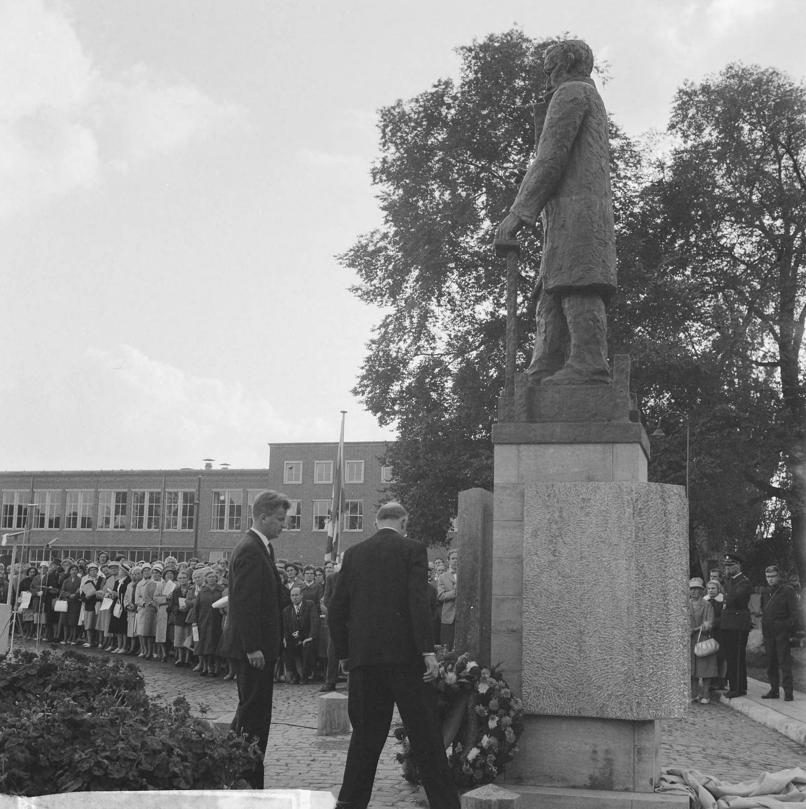 Fotocollectie Anefo — Onthulling monument P.J. Troelstra door kleindochter mevrouw Veronica Baay te Leeuwarden — Foto: Koch, Eric / Anefo. Licentie: Set B: Rechtenvrij / Publiek Domein. Bron: Nationaal Archief. http://hdl.handle.net/10648/aa1a464c-d0b4-102d-bcf8-003048976d84