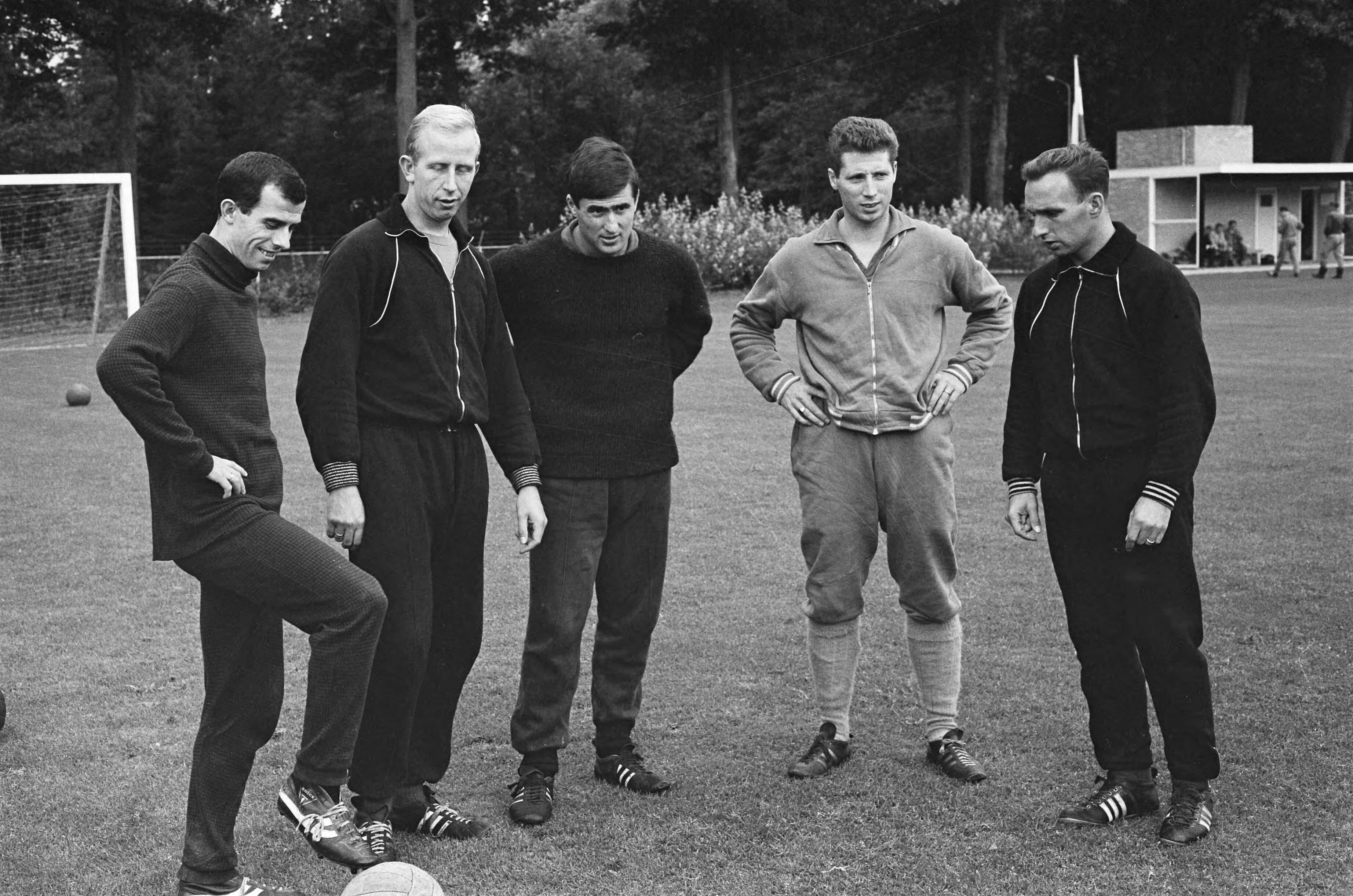 Fotocollectie Anefo — Training Nederlands elftal te Zeist. De vermoedelijke voorhoede (vlnr) Moulijn, Groot, Swart, Van der Linden en Bennaars — Foto: Pot, Harry / Anefo. Licentie: Set B: Rechtenvrij / Publiek Domein. Bron: Nationaal Archief. http://hdl.handle.net/10648/aa446102-d0b4-102d-bcf8-003048976d84