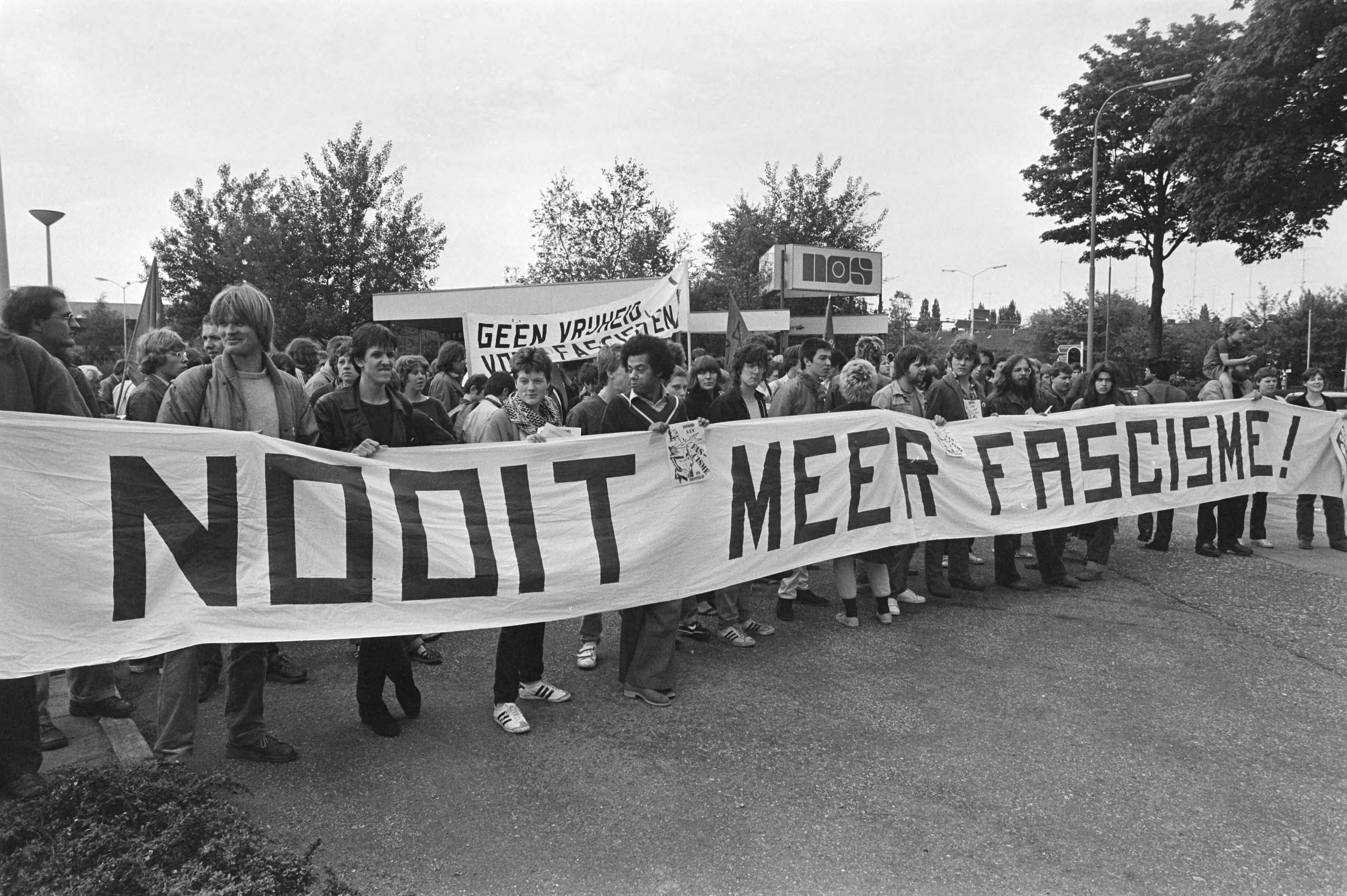 Fotocollectie Anefo — Dem. voor NOS-omroepkwartier in Hilversum tegen zendtijd Ned. Volksunie en Centrumpartij "Nooit meer fascisme" — Foto: Dijk, Hans van / Anefo. Licentie: Set B: Rechtenvrij / Publiek Domein. Bron: Nationaal Archief. http://hdl.handle.net/10648/acfbdbb4-d0b4-102d-bcf8-003048976d84
