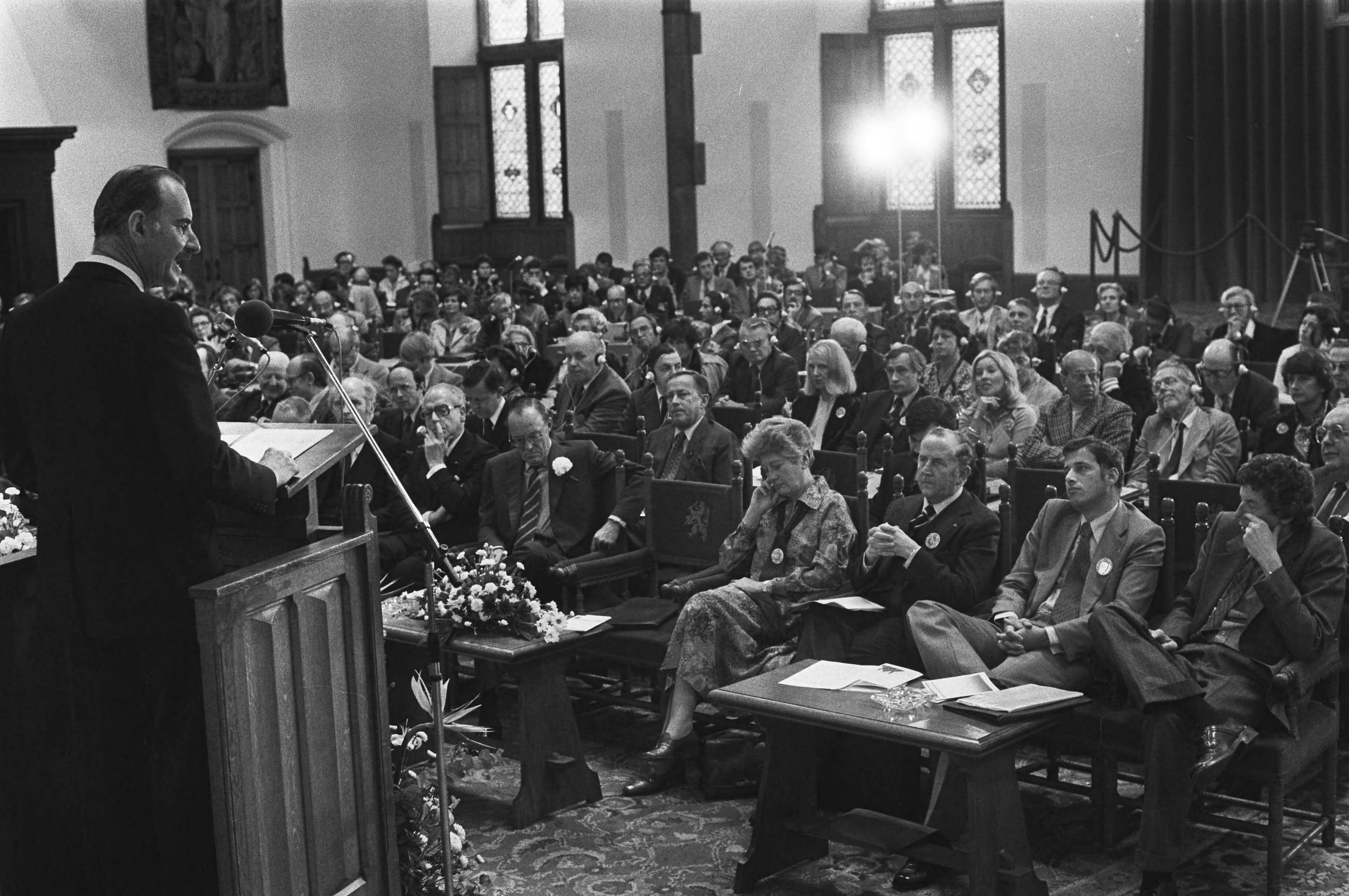 Fotocollectie Anefo — Congres Ver. Europese Journalisten in Ridderzaal, Den Haag ; overzichten tijdens congres — Foto: Verhoeff, Bert / Anefo. Licentie: Set B: Rechtenvrij / Publiek Domein. Bron: Nationaal Archief. http://hdl.handle.net/10648/acbd2888-d0b4-102d-bcf8-003048976d84