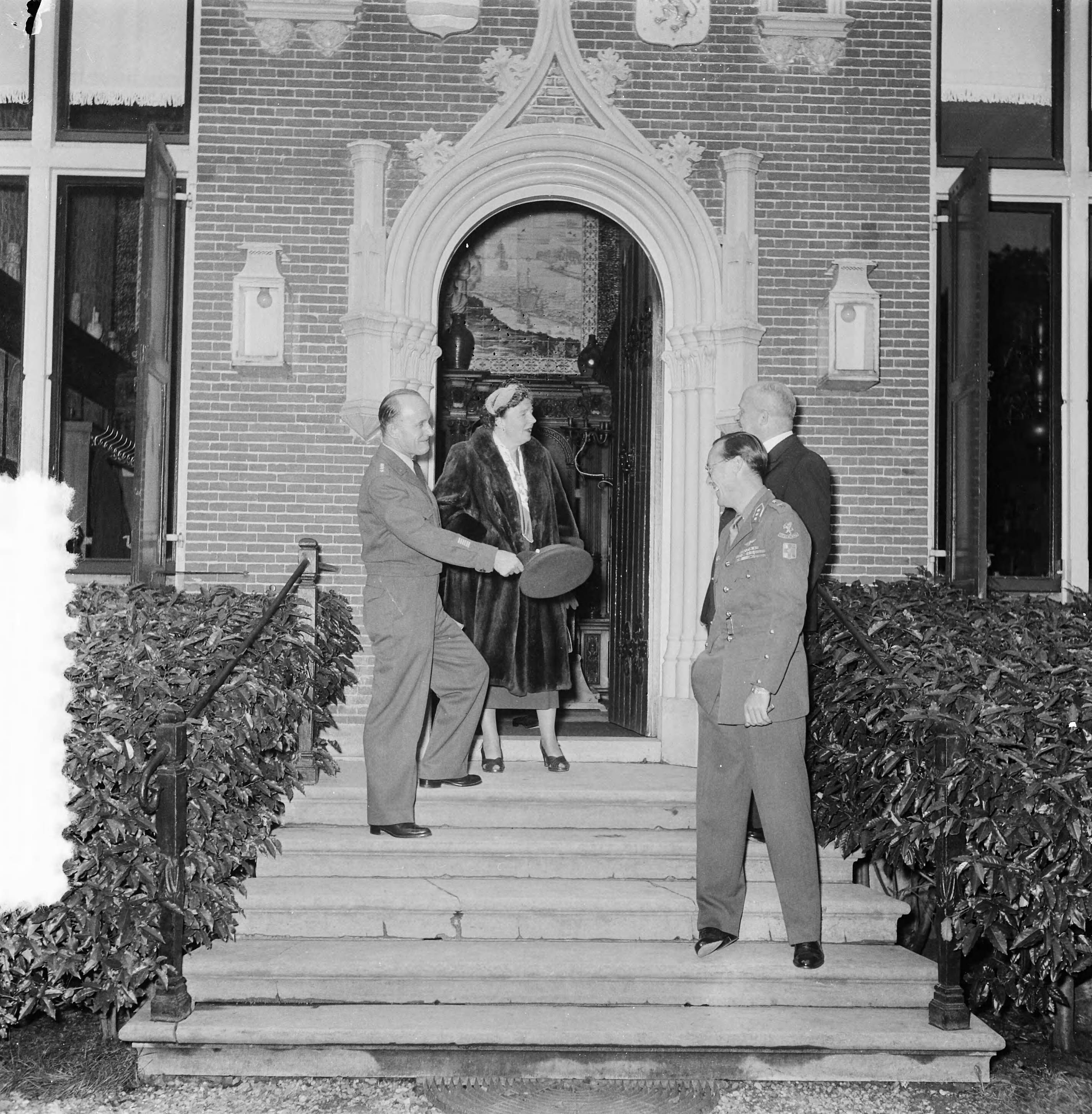 Koningin Juliana en prins Bernhard hebben de Amerikaanse generaal A. Gruenther op het buiten Raaphorst [Raephorst] te Wassenaar ontvangen — Foto: Noske, J.D. / Anefo. — Licentie: Set B: Rechtenvrij / Publiek Domein. Bron: Nationaal Archief. http://hdl.handle.net/10648/a9155ac0-d0b4-102d-bcf8-003048976d84