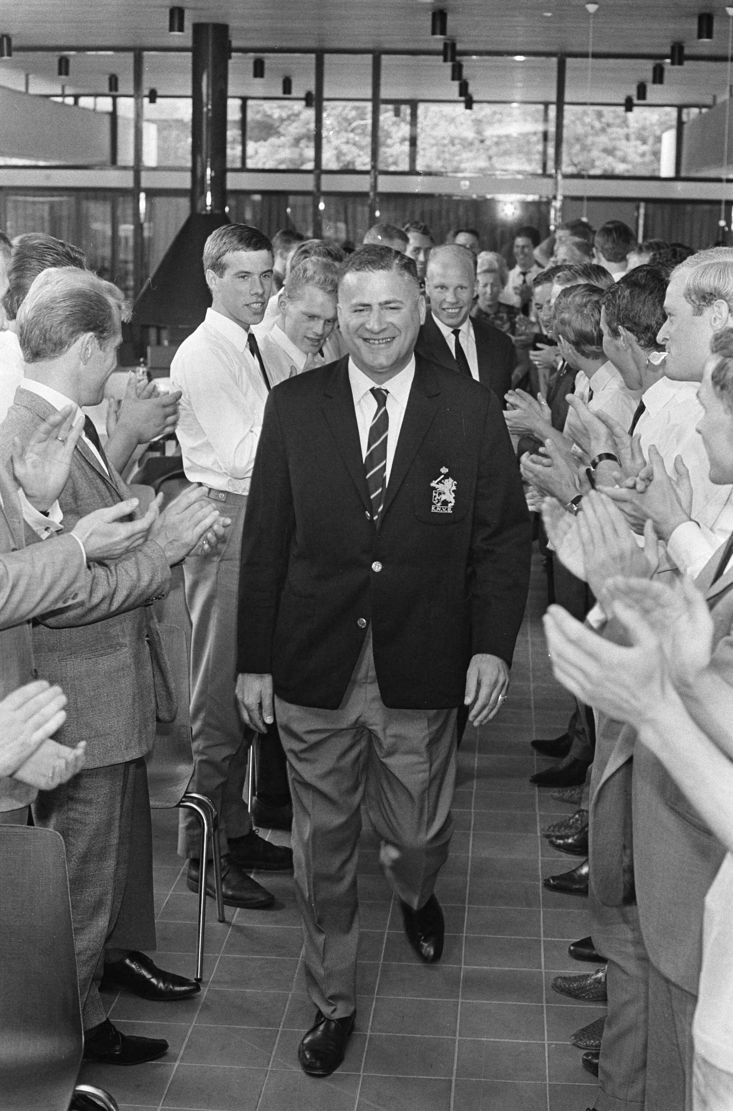 Fotocollectie Anefo — Leo Horn te Zeist gehuldigd, hier door erehaag van klappende professionals — Foto: Kroon, Ron / Anefo. Licentie: Set B: Rechtenvrij / Publiek Domein. Bron: Nationaal Archief. http://hdl.handle.net/10648/aaee4168-d0b4-102d-bcf8-003048976d84