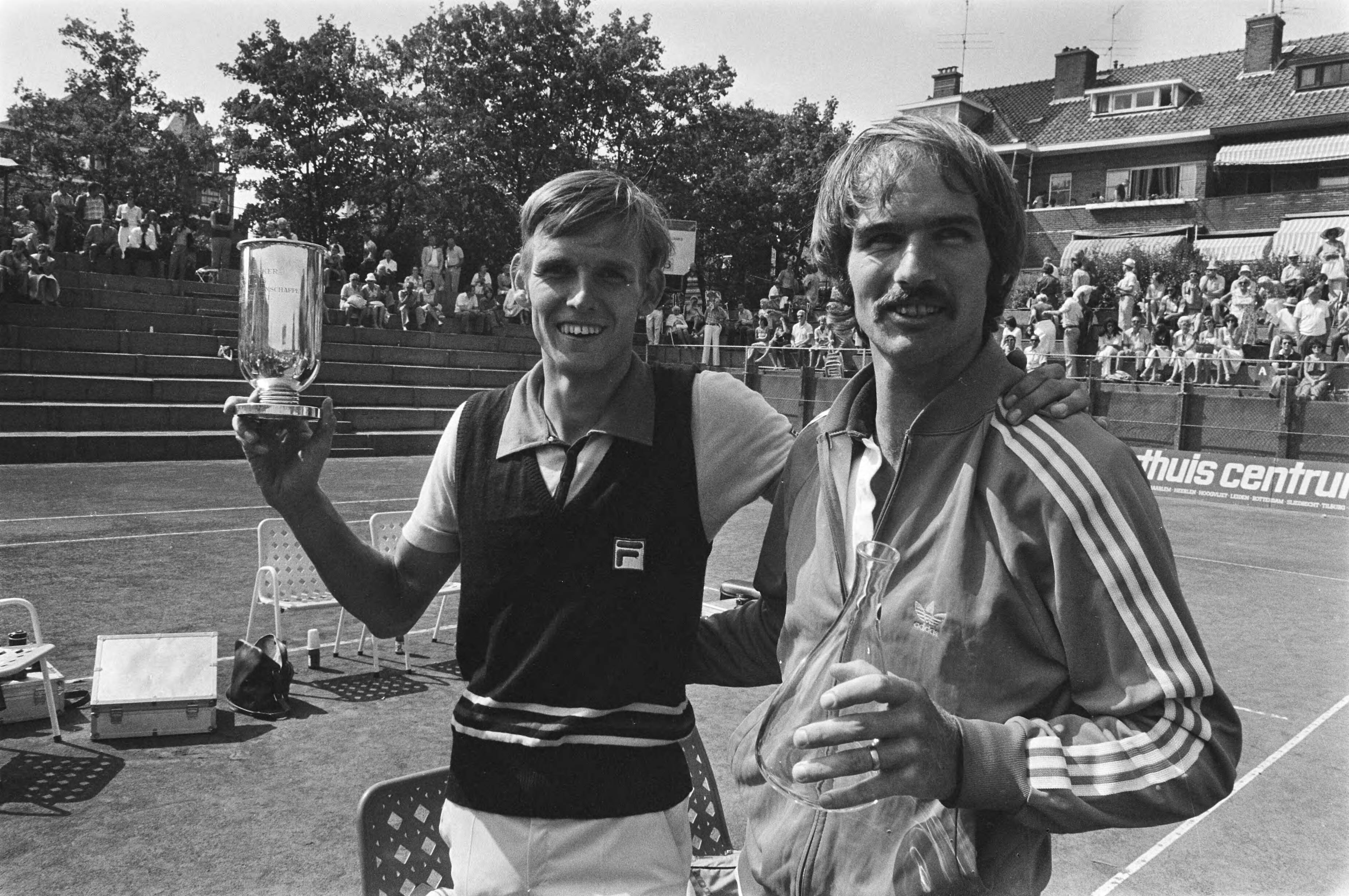 Fotocollectie Anefo — Nationale tenniskampioenschappen Scheveningen ; finales Sanders (met beker) en Hemmes (rechts) — Foto: Croes, Rob C. / Anefo. Licentie: Set B: Rechtenvrij / Publiek Domein. Bron: Nationaal Archief. http://hdl.handle.net/10648/ac89c2ea-d0b4-102d-bcf8-003048976d84