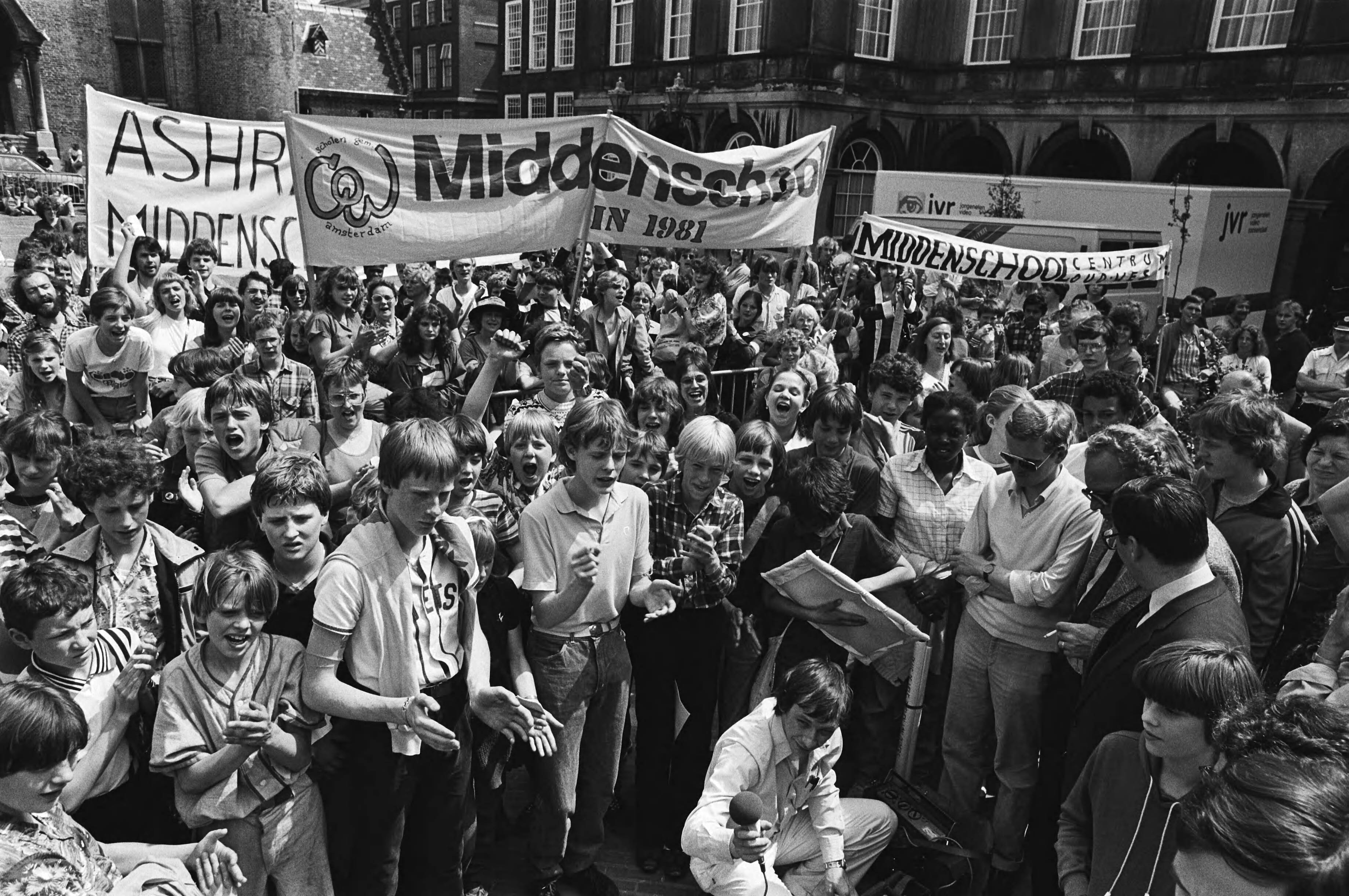 Fotocollectie Anefo — Demonstratie door leerlingen Middenschool op het Binnenhof in Den Haag — Foto: Antonisse, Marcel / Anefo. Licentie: Set B: Rechtenvrij / Publiek Domein. Bron: Nationaal Archief. http://hdl.handle.net/10648/acfb8d62-d0b4-102d-bcf8-003048976d84