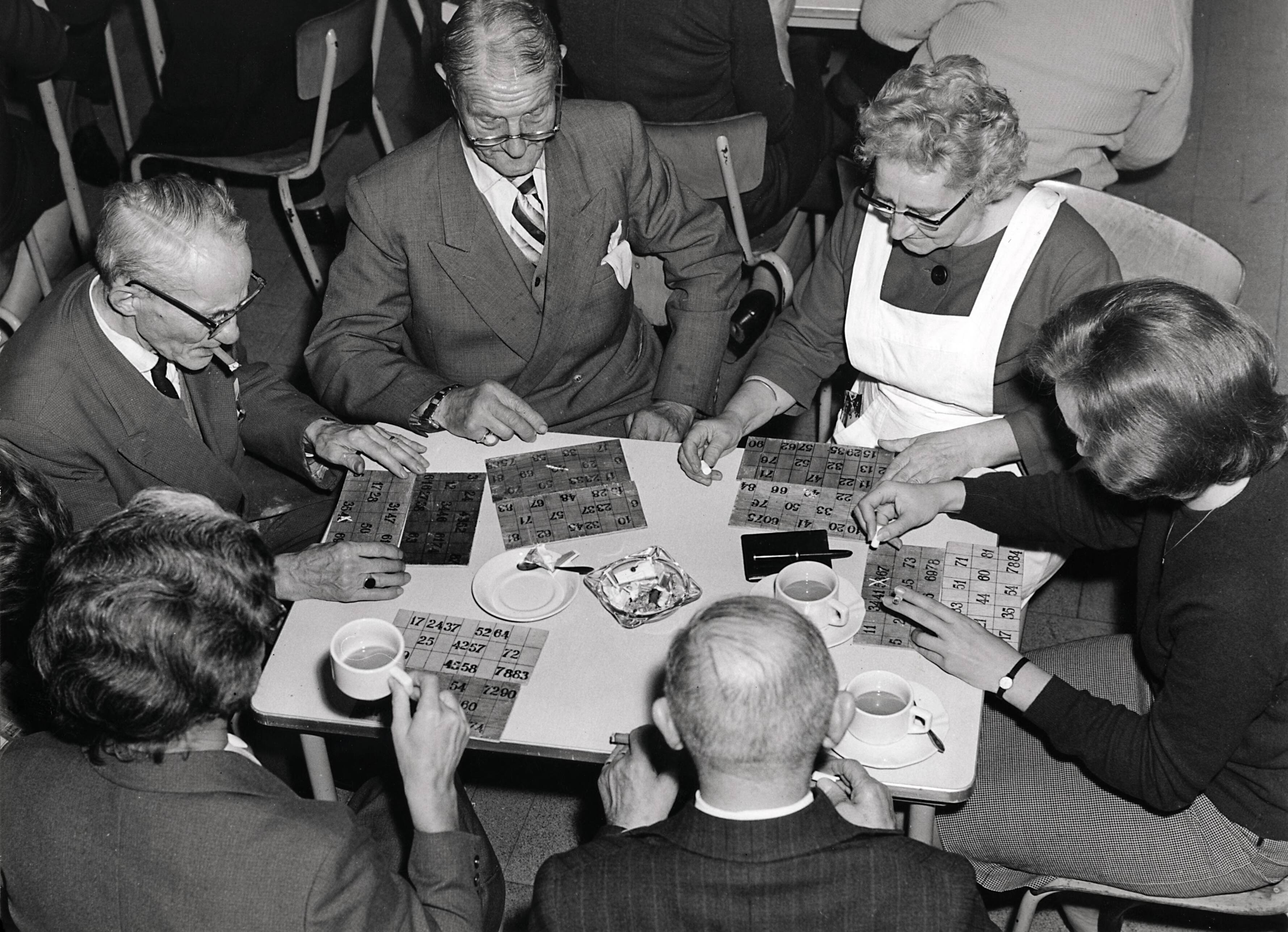 Collectie nader te bepalen — Drukkerij N.V. De Spaarnestad. Gepensioneerden, 1964. — Foto: Fotograaf Onbekend / Fotobureau onbekend / Spaarnestad Photo (05887). Licentie: Set B: Rechtenvrij / Publiek Domein. Bron: Nationaal Archief. http://hdl.handle.net/10648/35429da6-3c15-a382-e063-6df0900a6686