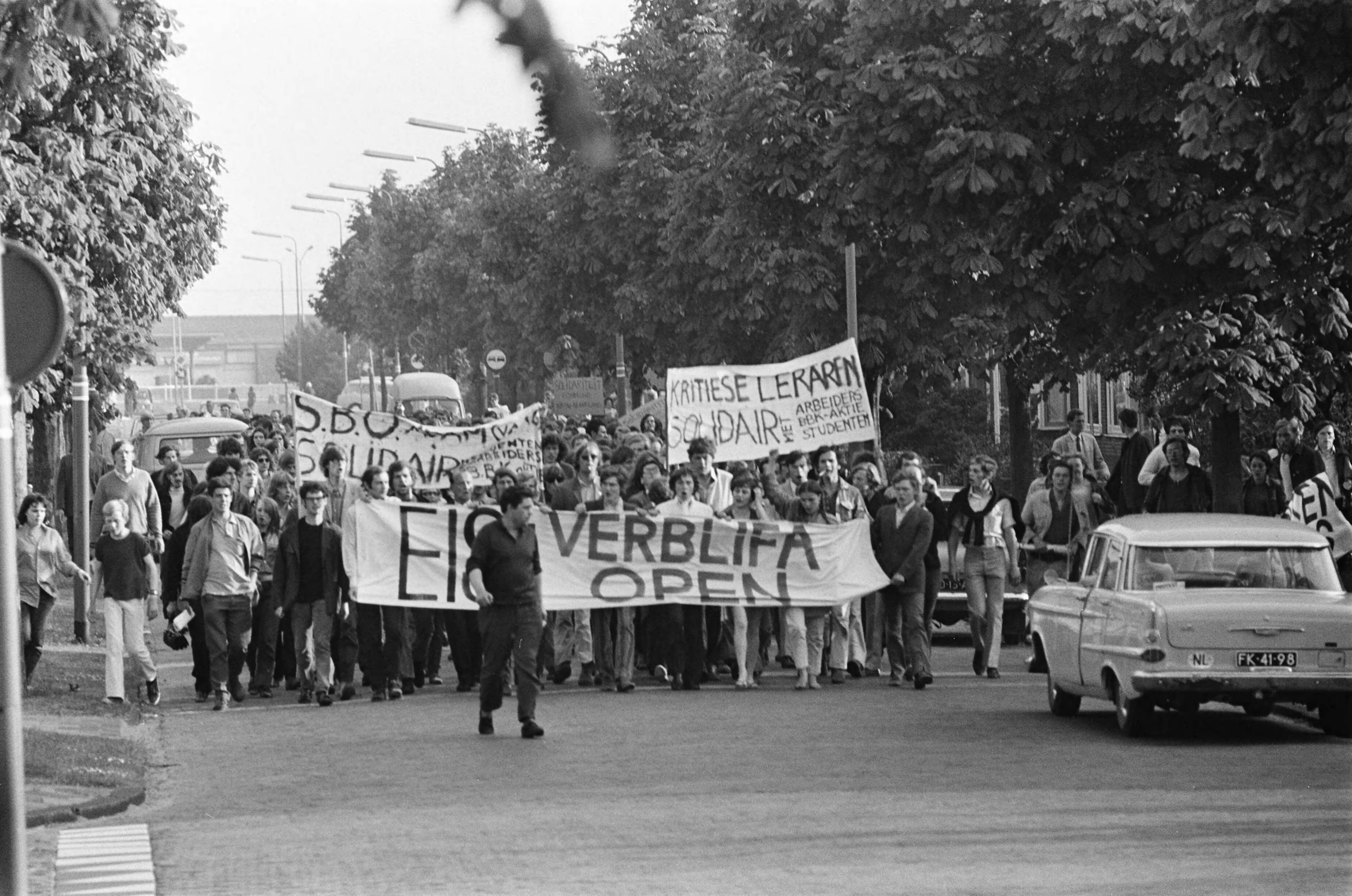 Fotocollectie Anefo — Demonstratie tegen sluiting Verblifa te Krommenie demonstranten met spandoeken — Foto: Evers, Joost / Anefo. Licentie: Set B: Rechtenvrij / Publiek Domein. Bron: Nationaal Archief. http://hdl.handle.net/10648/ab6e4750-d0b4-102d-bcf8-003048976d84