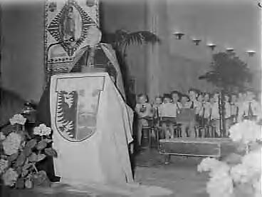 Fotocollectie Anefo — Viering Gouden Feest van de Interdiocesane Katholieke Middenstandsbond in het Concertgebouw Haarlem — Foto: Rossem, Wim van / Anefo. Licentie: Set B: Rechtenvrij / Publiek Domein. Bron: Nationaal Archief. http://hdl.handle.net/10648/a960480a-d0b4-102d-bcf8-003048976d84