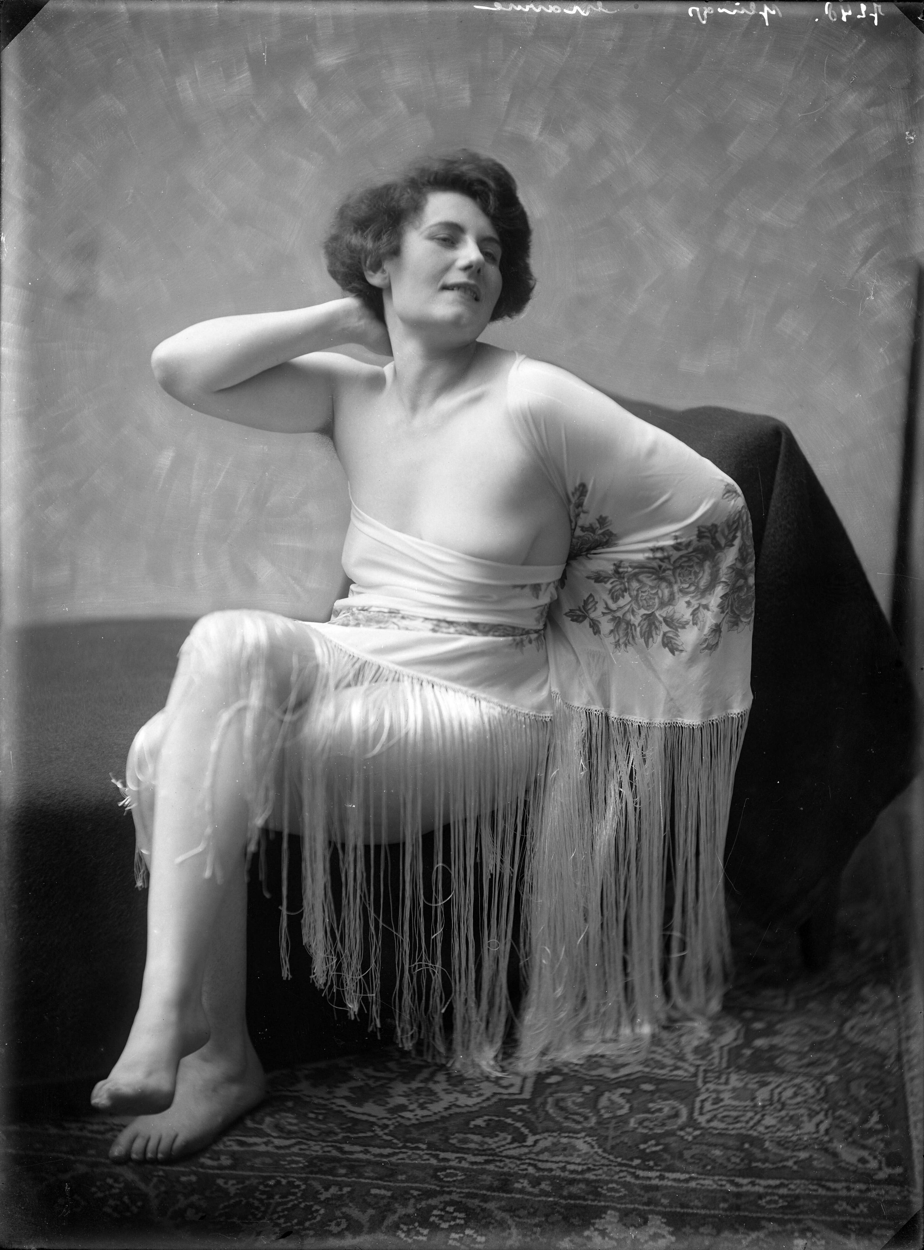 Portretten — Studio-opnames. Portret van een blote dame, pikant gehuld in een grote zijde shawl met franje. 7248 IJlings gravure. Haarlem, Nederland 1918-1930 — Foto: Berg, Th.C.J. van den / Spaarnestad Photo (05887). Licentie: Set B: Rechtenvrij / Publiek Domein. Bron: Nationaal Archief. http://hdl.handle.net/10648/35429da7-c54e-a382-e063-6df0900a6686