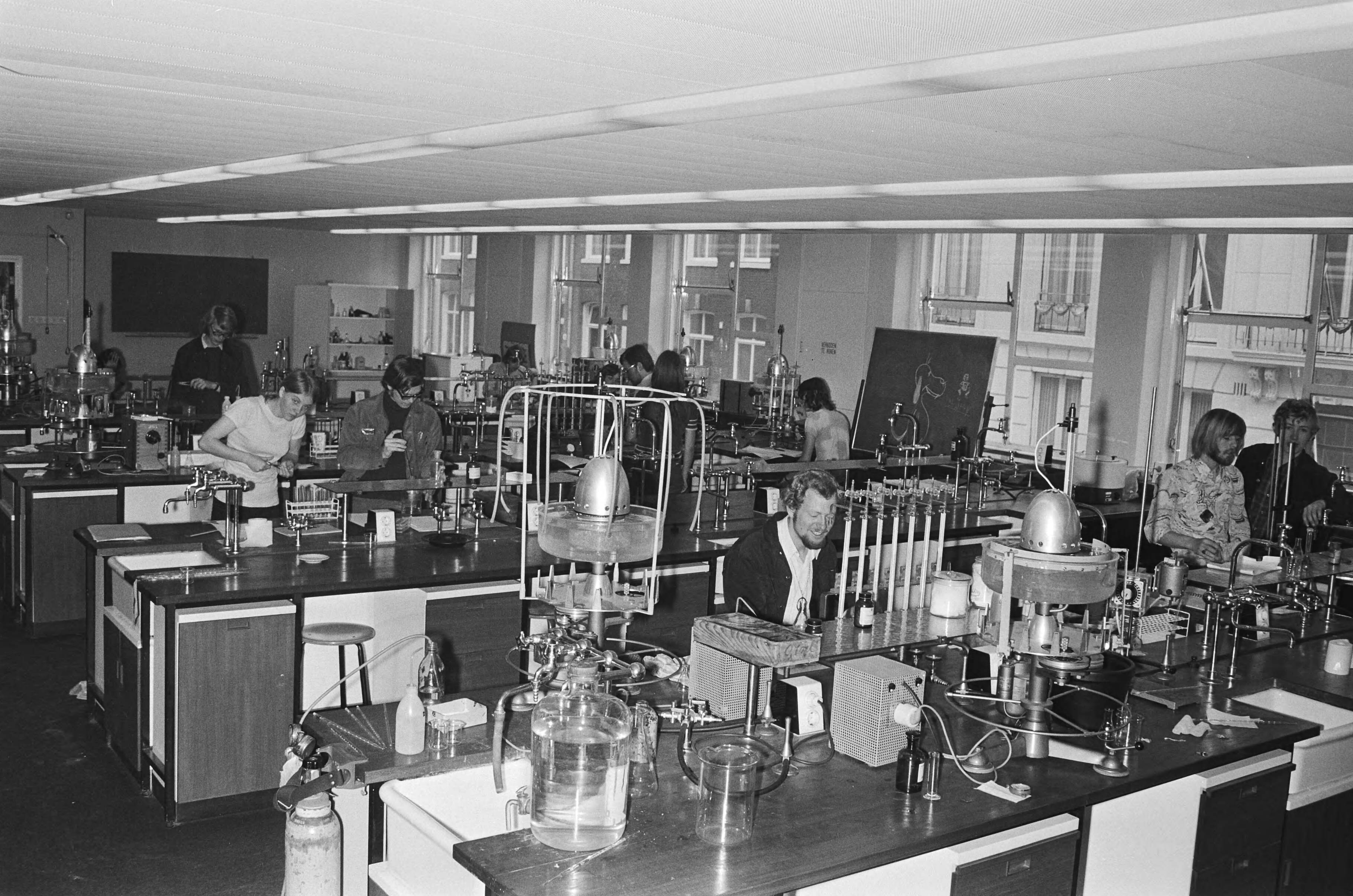 Laboratoria van de Universiteit van Amsterdam — Laboratorium aan de Muidergracht — Foto: Fotograaf Onbekend / Anefo. Licentie: Set B: Rechtenvrij / Publiek Domein. Bron: Nationaal Archief. http://hdl.handle.net/10648/abbcc560-d0b4-102d-bcf8-003048976d84