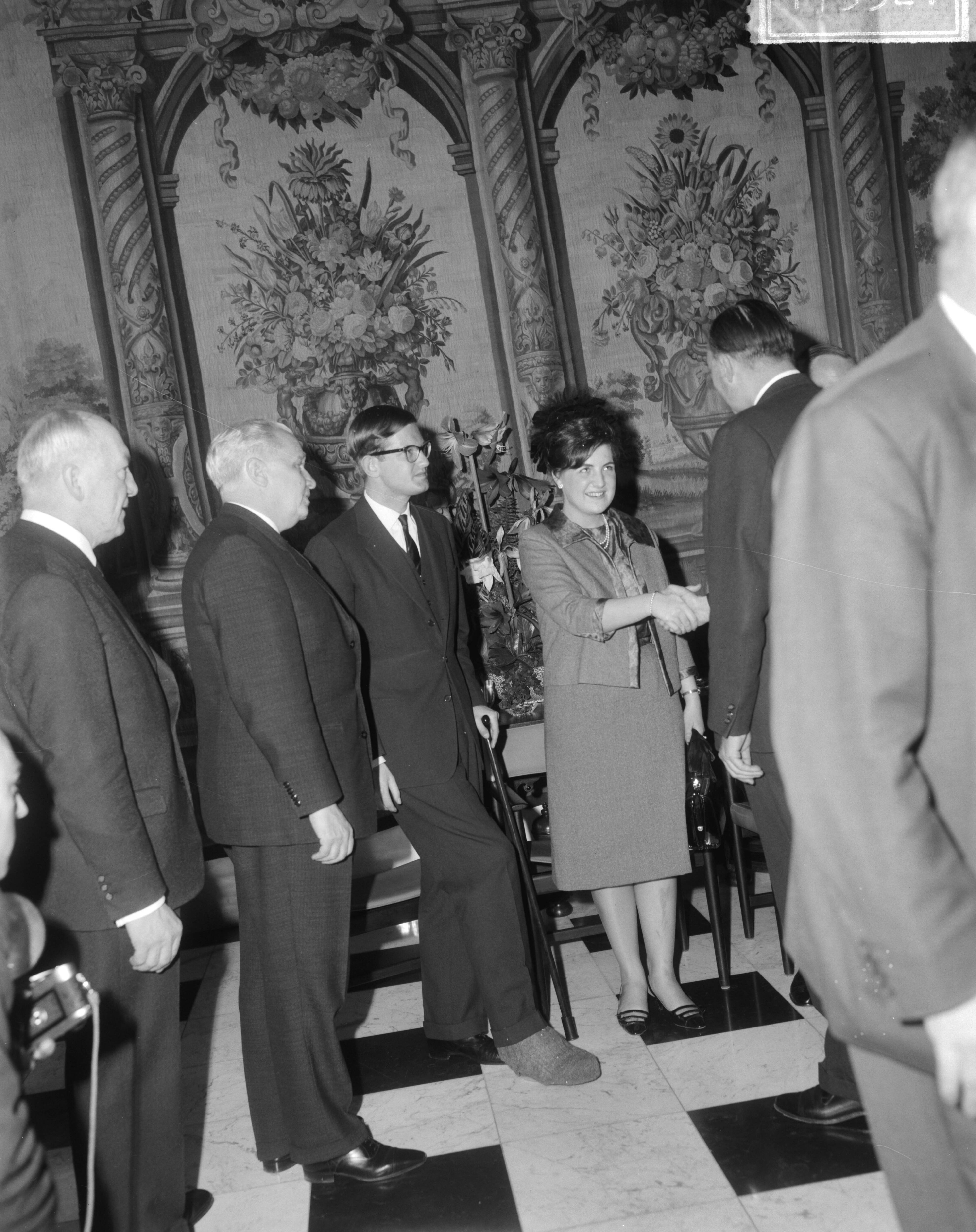 Verloofde paar prinses Margriet en Pieter van Vollenhoven in Den Haag — Verloofde paar in Den Haag , verloofde paar wordt gefeliciteerd — Foto: Bilsen, Joop van / Anefo. Licentie: Set B: Rechtenvrij / Publiek Domein. Bron: Nationaal Archief. http://hdl.handle.net/10648/aa98ac08-d0b4-102d-bcf8-003048976d84