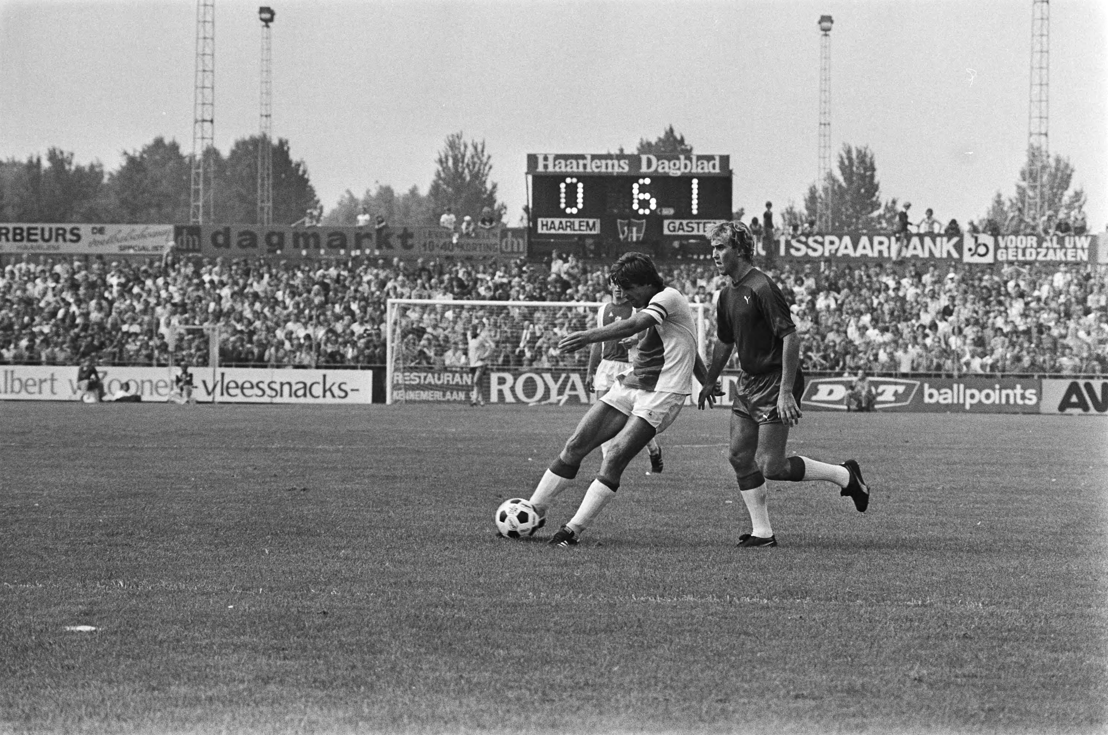 Fotocollectie Anefo — Haarlem tegen Ajax 0-2, Krol scoort tweede doelpunt — Foto: Verhoeff, Bert / Anefo. Licentie: Set B: Rechtenvrij / Publiek Domein. Bron: Nationaal Archief. http://hdl.handle.net/10648/aca11c6a-d0b4-102d-bcf8-003048976d84
