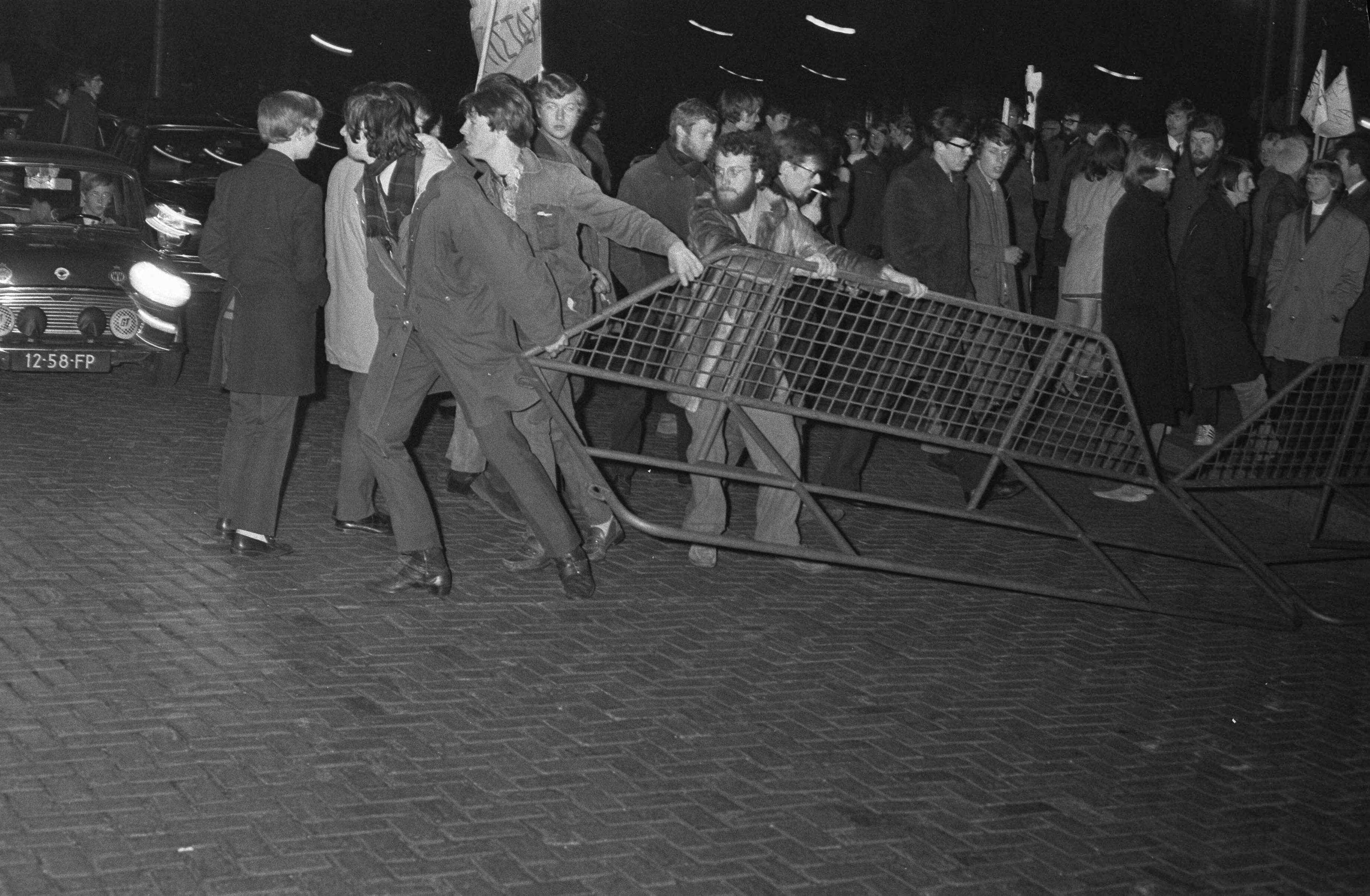Fotocollectie Anefo — Demonstratie van plusminus 500 jongeren tegen bewind in Griekenland te Den Haag jongens verwijderen hekken — Foto: Verhoeff, Bert / Anefo. Licentie: Set B: Rechtenvrij / Publiek Domein. Bron: Nationaal Archief. http://hdl.handle.net/10648/ab66115c-d0b4-102d-bcf8-003048976d84