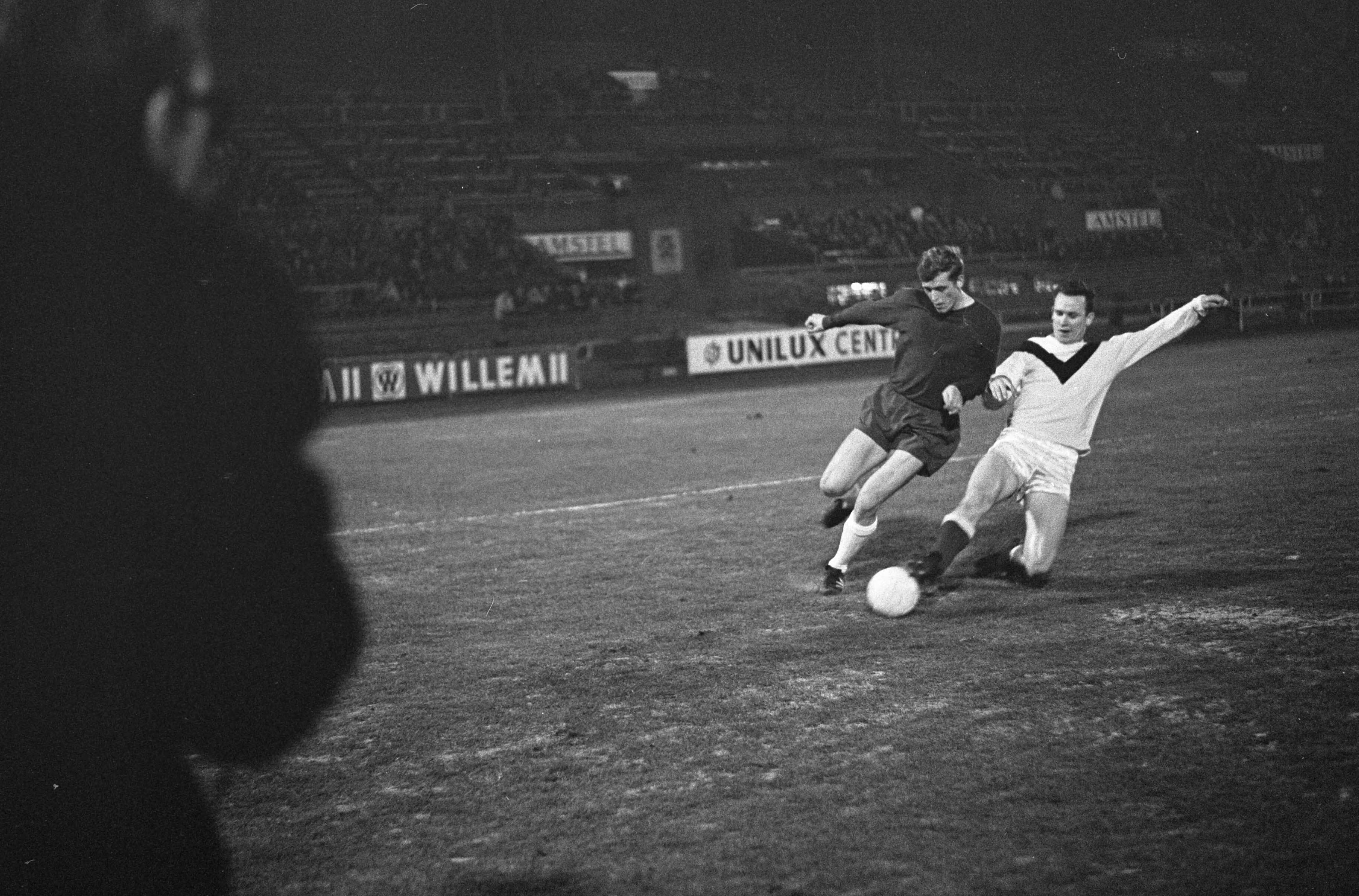 Fotocollectie Anefo — Ajax tegen Veendam, J. Swart (links) en Blijman — Foto: Jongerhuis, Pieter / Anefo. Licentie: Set B: Rechtenvrij / Publiek Domein. Bron: Nationaal Archief. http://hdl.handle.net/10648/aae0a24c-d0b4-102d-bcf8-003048976d84
