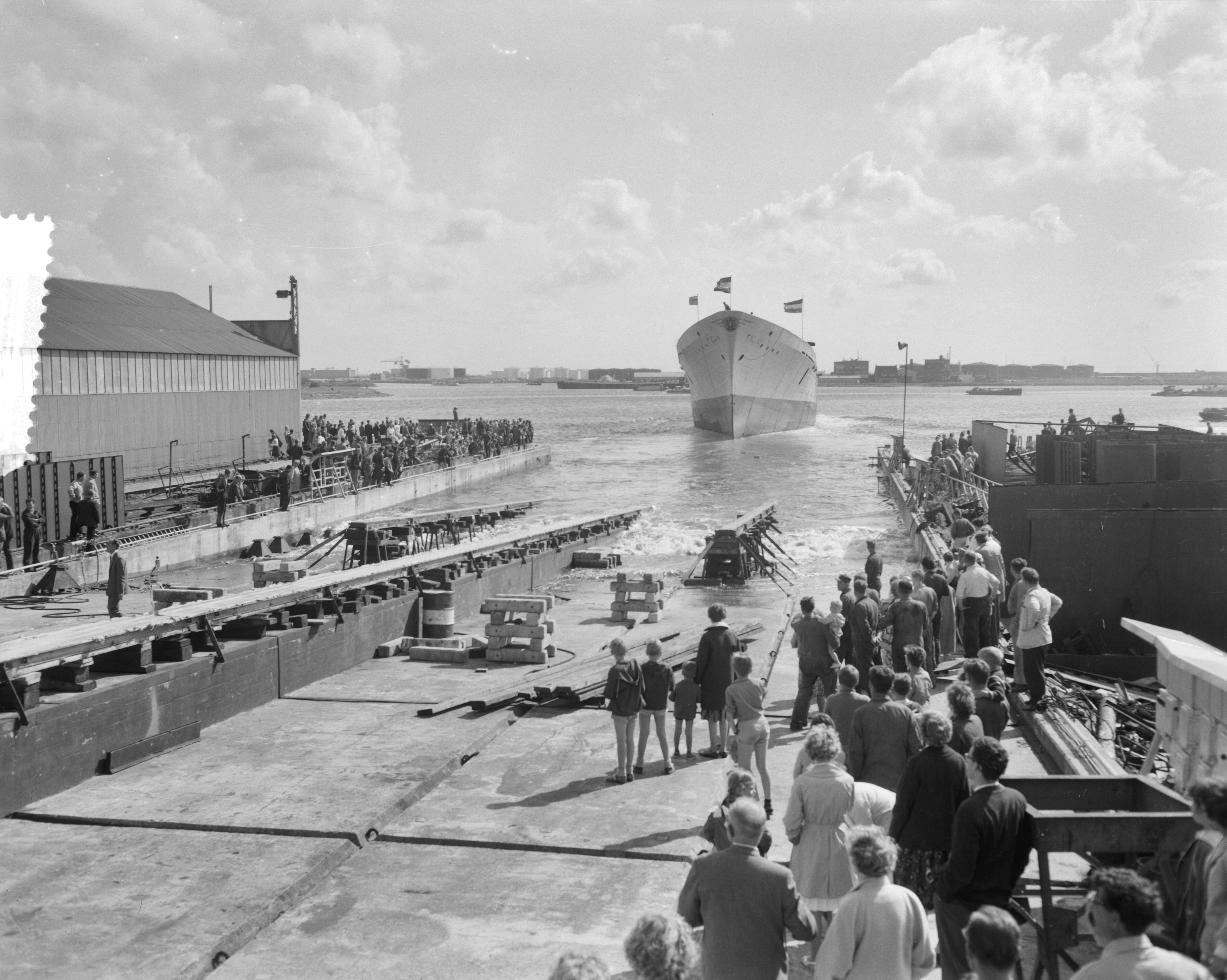 Fotocollectie Anefo — Tewaterlating "Aida III" bij Zaanlandse Scheepsbouw Maatschappij (ZSM) — Foto: Bilsen, Joop van / Anefo. Licentie: Set B: Rechtenvrij / Publiek Domein. Bron: Nationaal Archief. http://hdl.handle.net/10648/a9df452e-d0b4-102d-bcf8-003048976d84