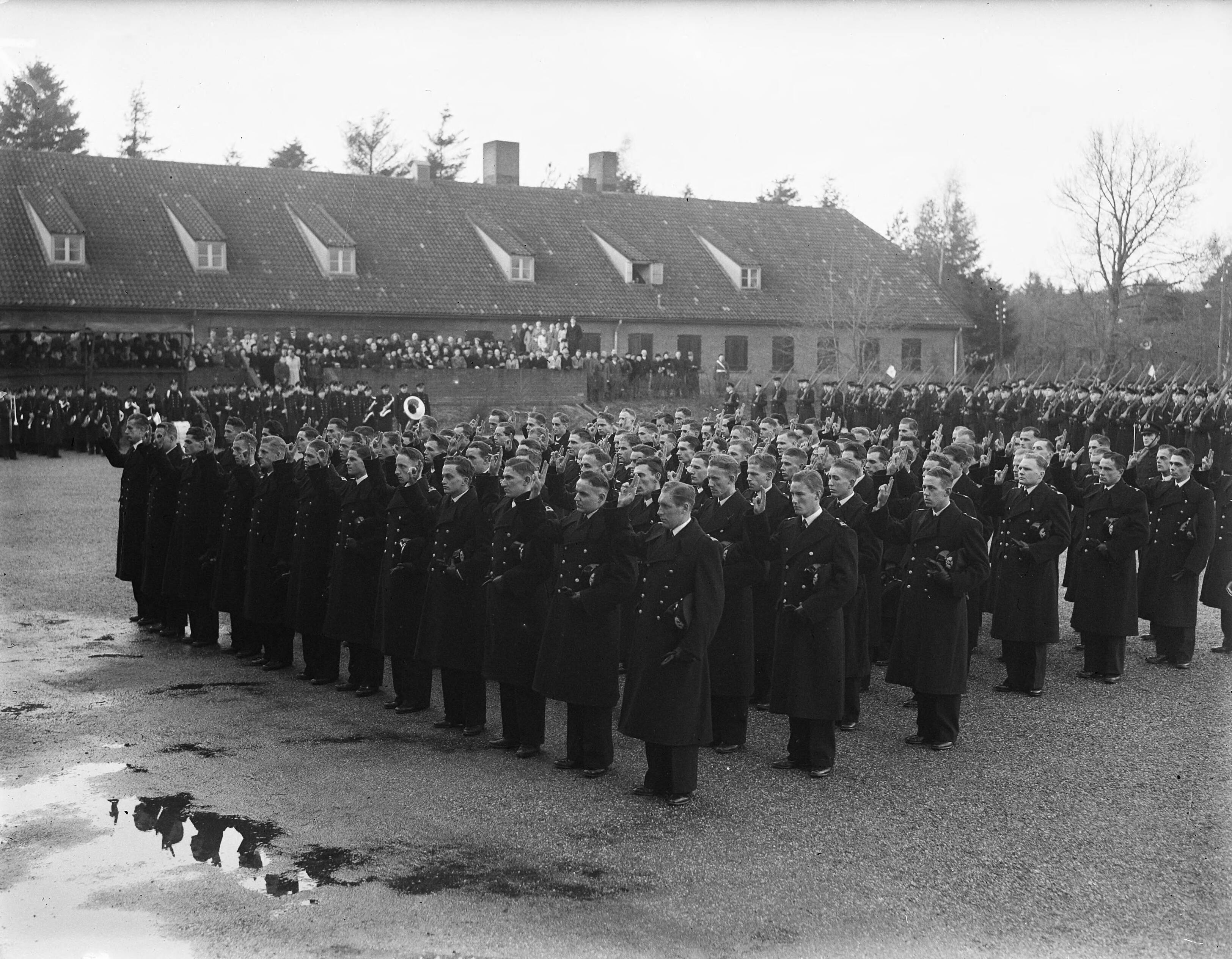 Beëdiging 100 adelborsten MOC te Zeist — De adelborsten leggen de eed af — Foto: Noske, J.D. / Anefo. Licentie: Set B: Rechtenvrij / Publiek Domein. Bron: Nationaal Archief. http://hdl.handle.net/10648/a8b18284-d0b4-102d-bcf8-003048976d84