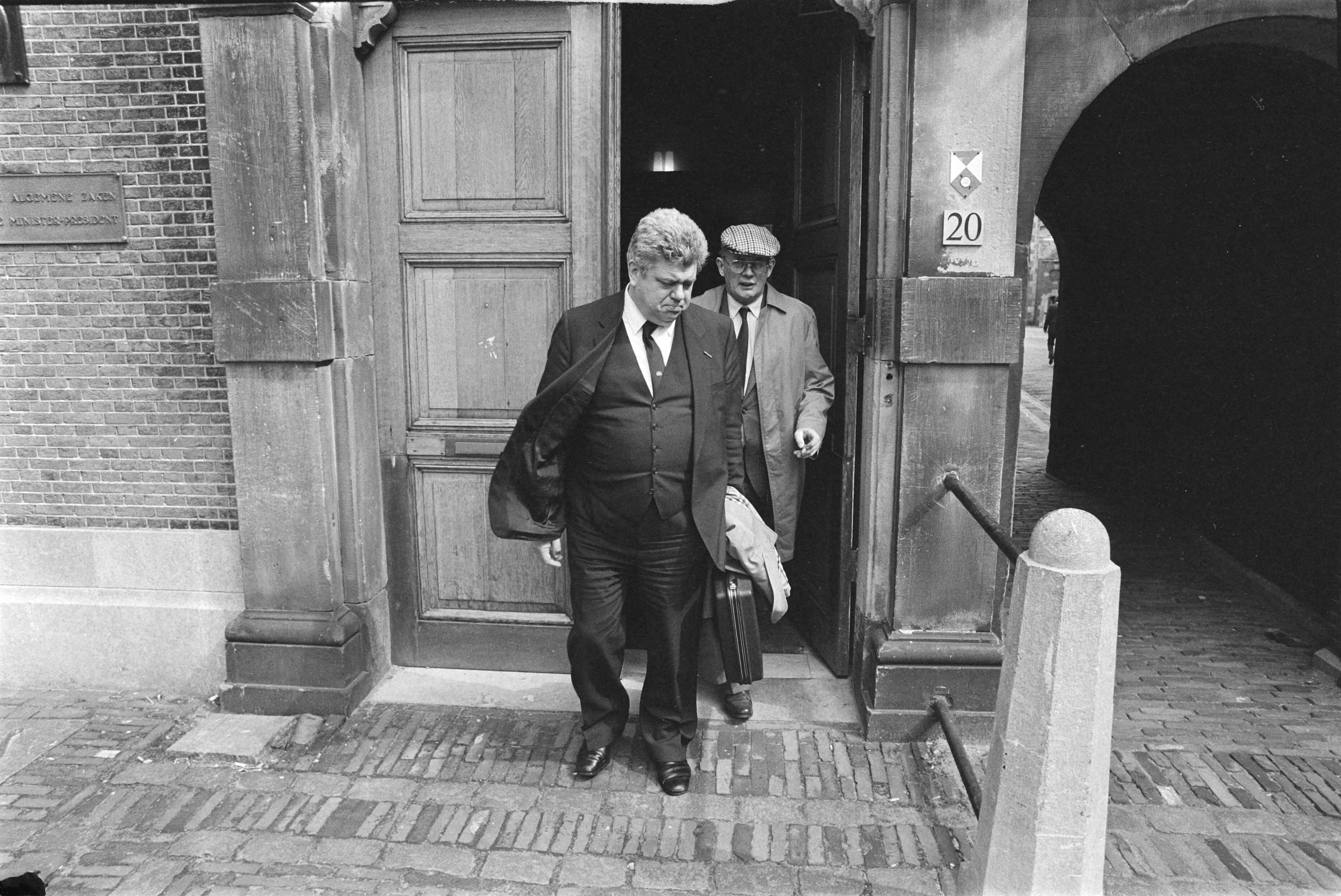 Fotocollectie Anefo — Delegatie uit Groningen in Den Haag ivm overplaatsing CdK, Vonhoff (l) en burgemeester Groningen Buiter verlaten het Ministerie van Algemene Zaken — Foto: Bogaerts, Rob / Anefo. Licentie: Set B: Rechtenvrij / Publiek Domein. Bron: Nationaal Archief. http://hdl.handle.net/10648/ad371d8c-d0b4-102d-bcf8-003048976d84