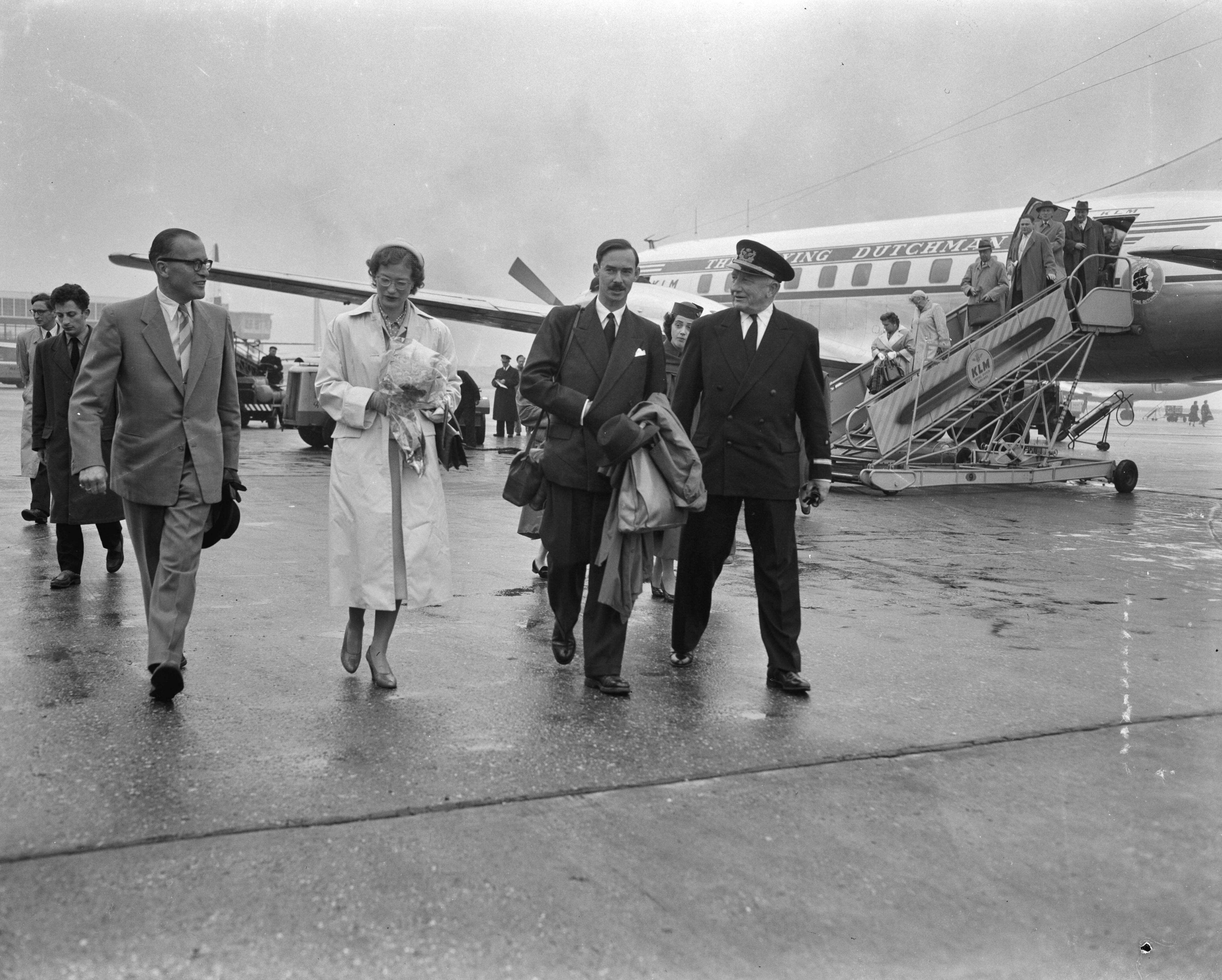 Fotocollectie Anefo — Kroonprins Jean en prinses Josephine-Charlotte van Luxemburg op doorreis op Schiphol — Foto: Pot, Harry / Anefo. Licentie: Set B: Rechtenvrij / Publiek Domein. Bron: Nationaal Archief. http://hdl.handle.net/10648/a9499042-d0b4-102d-bcf8-003048976d84