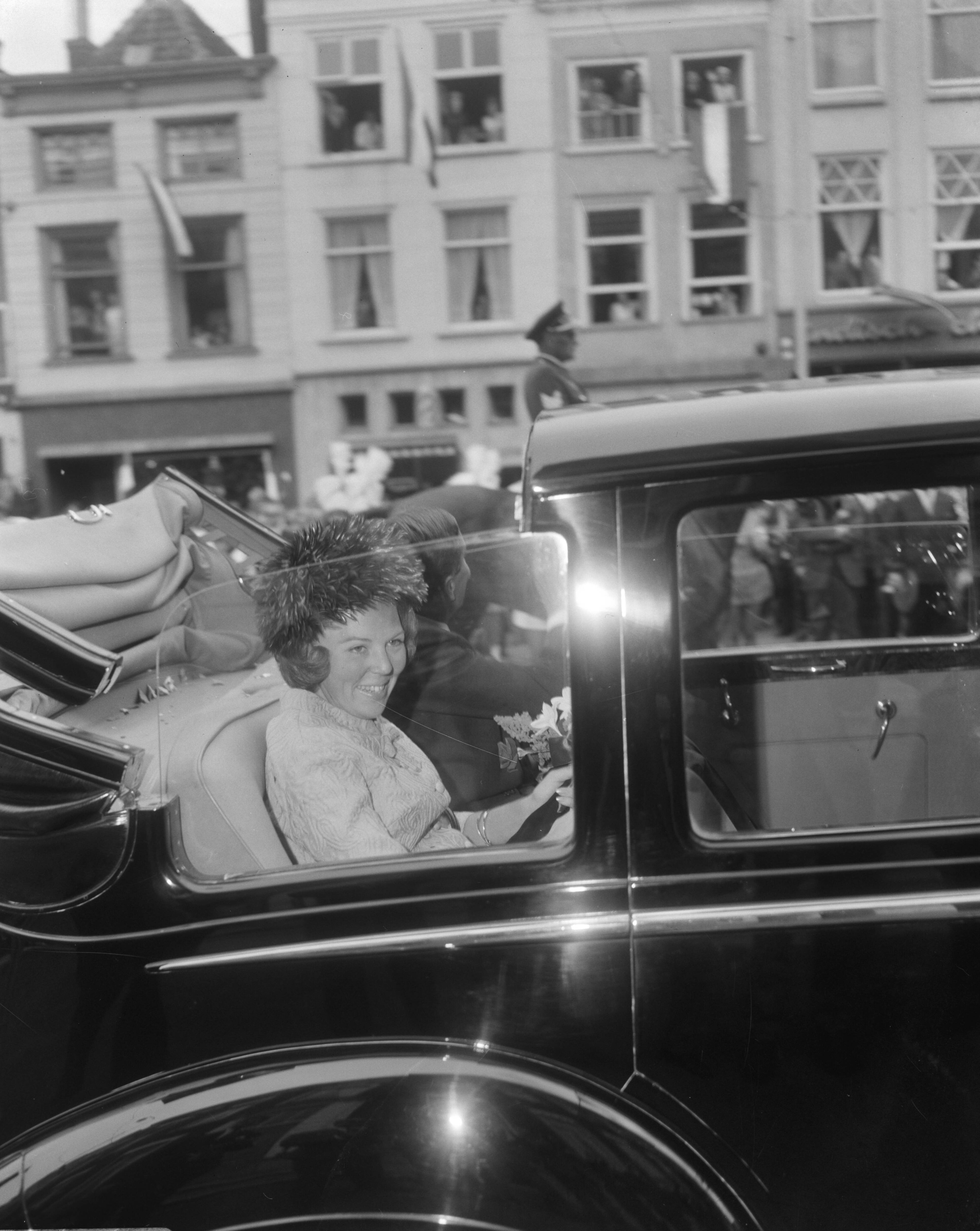 Fotocollectie Anefo — Prinses Beatrix en prins Claus brachten bezoek aan Breda prinses Beatrix in auto — Foto: Bilsen, Joop van / Anefo. Licentie: Set B: Rechtenvrij / Publiek Domein. Bron: Nationaal Archief. http://hdl.handle.net/10648/aaeb7de8-d0b4-102d-bcf8-003048976d84