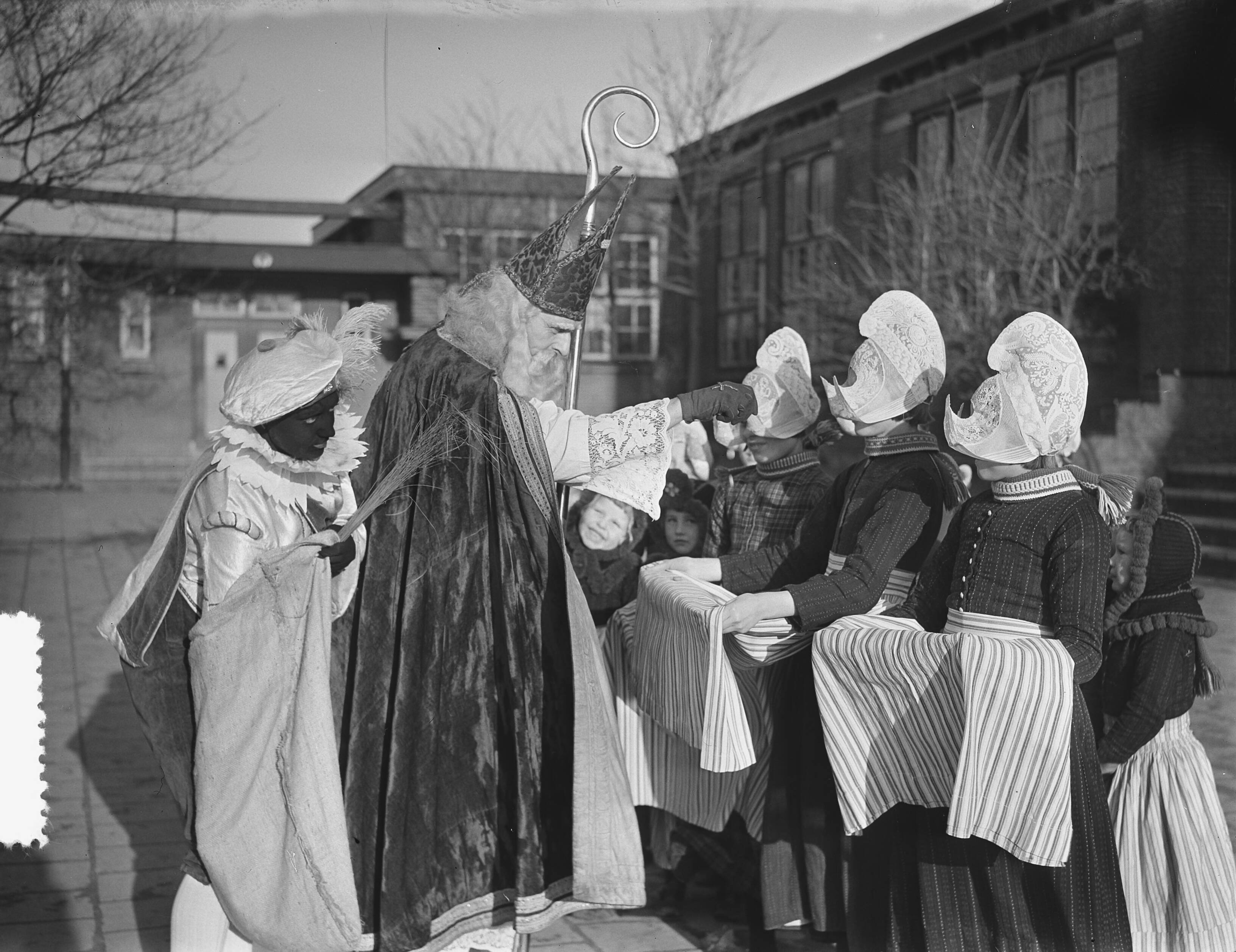 Sint Nicolaas bezoekt school in Volendam — Foto: Bilsen, Joop van / Anefo. — Licentie: Set B: Rechtenvrij / Publiek Domein. Bron: Nationaal Archief. http://hdl.handle.net/10648/a90300e6-d0b4-102d-bcf8-003048976d84