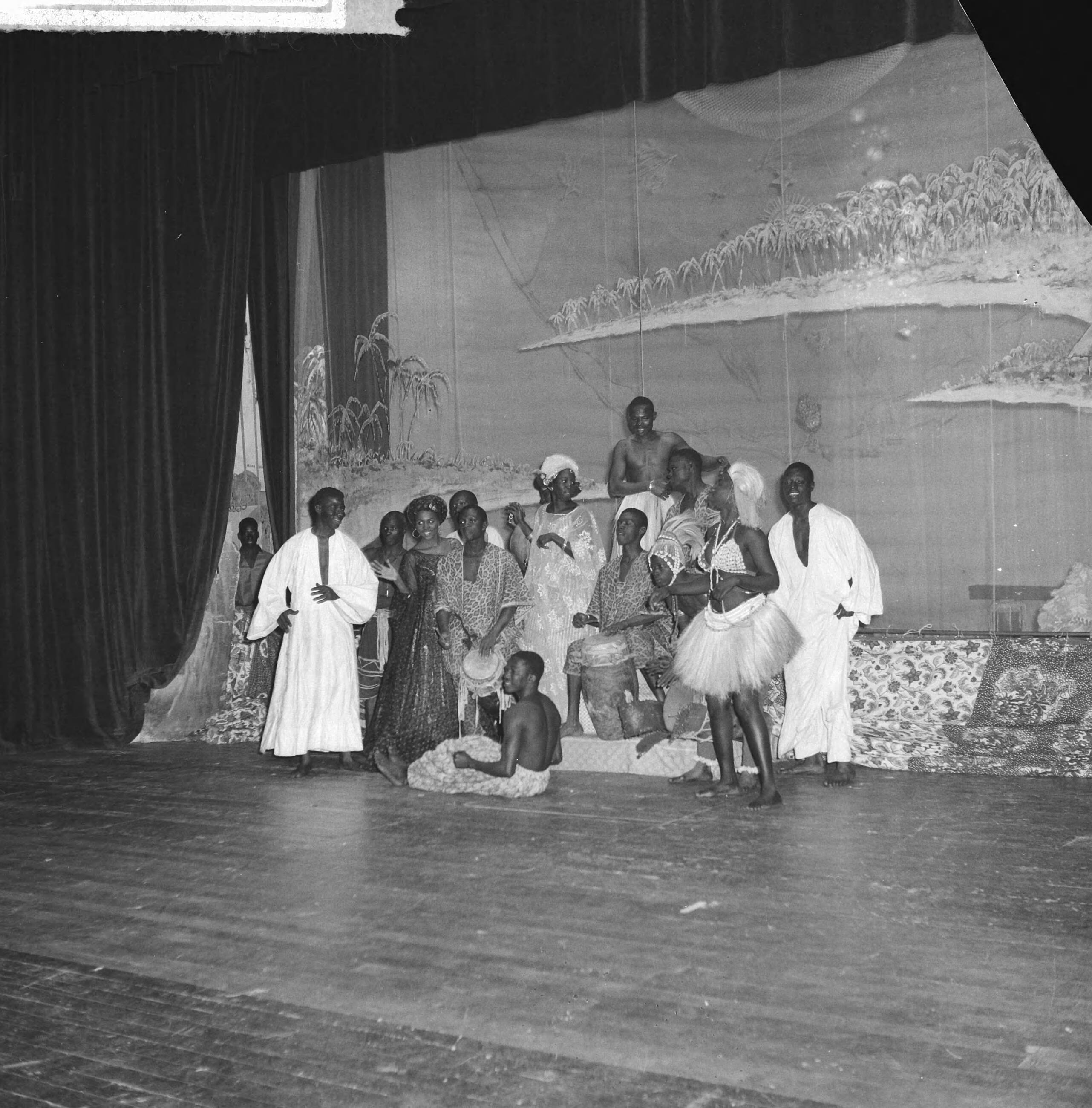 Fotocollectie Anefo — African Dance Company of Senegal . Optreden in Kurzaal — Foto: Lindeboom, Henk / Anefo. Licentie: Set B: Rechtenvrij / Publiek Domein. Bron: Nationaal Archief. http://hdl.handle.net/10648/a9dd091c-d0b4-102d-bcf8-003048976d84