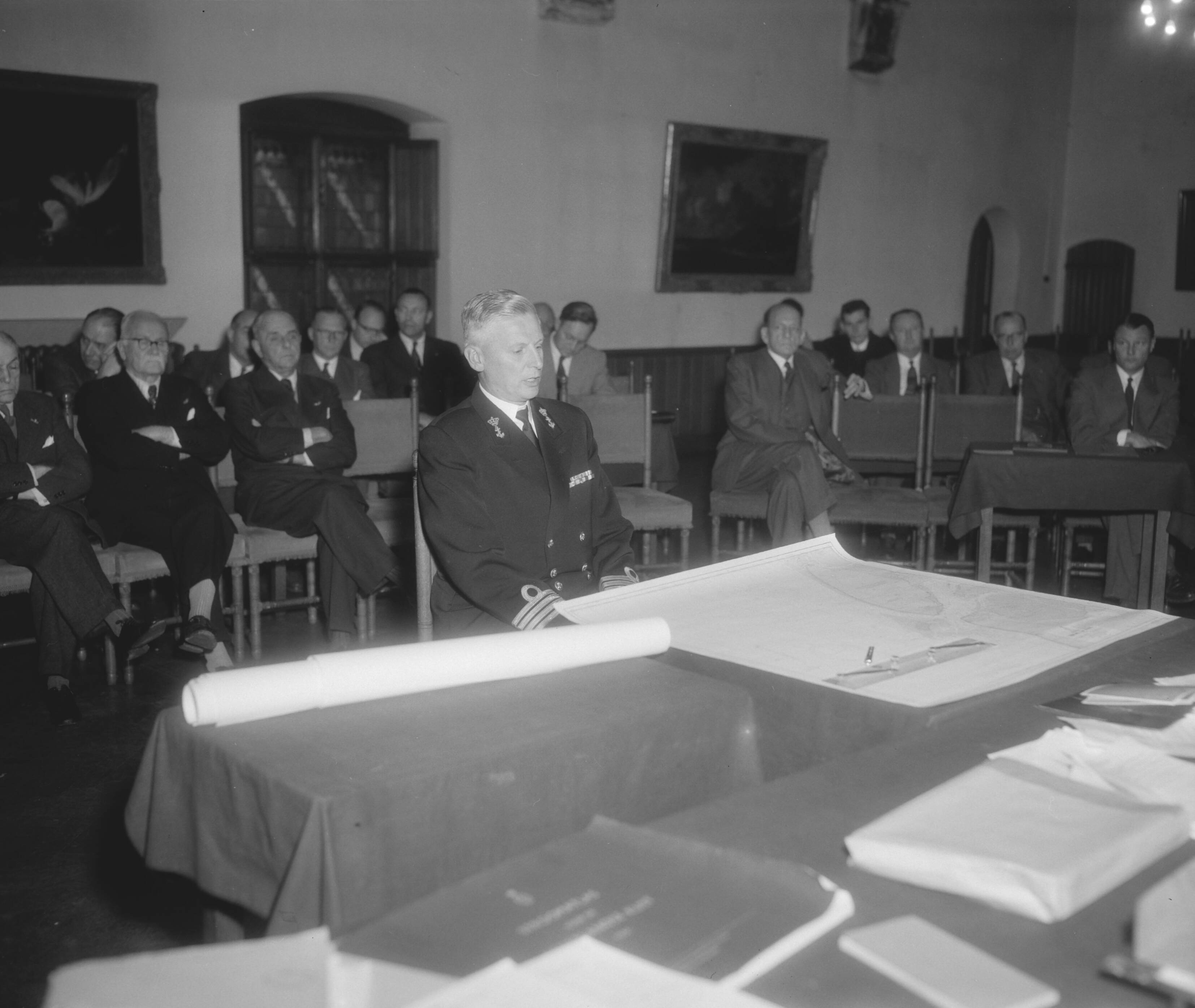 Fotocollectie Anefo — Marineraad behandelt in de Rolzaal te Den Haag de stranding van de "Zeven Provincien" , getuigenverhoor, commandant van de "Zeven Provinciën kapitein-ter-zee M.J. Vos — Foto: Pot, Harry / Anefo. Licentie: Set B: Rechtenvrij / Publiek Domein. Bron: Nationaal Archief. http://hdl.handle.net/10648/a988318a-d0b4-102d-bcf8-003048976d84