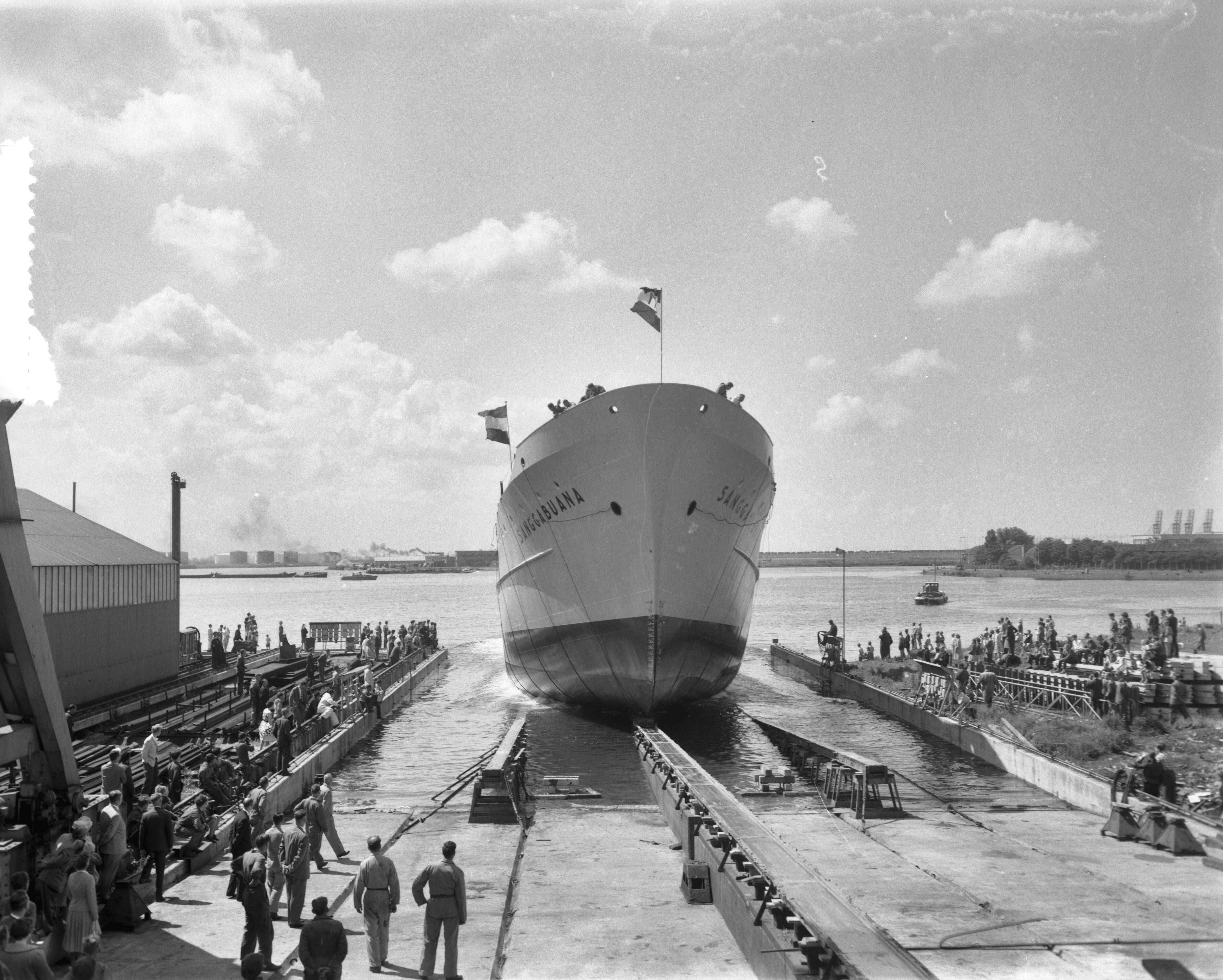 Fotocollectie Anefo — Tewaterlating "Sanggabuana" bij de N.V. Zaanlandsche Scheepsbouwmaatschappij te Zaandam — Foto: Bilsen, Joop van / Anefo. Licentie: Set B: Rechtenvrij / Publiek Domein. Bron: Nationaal Archief. http://hdl.handle.net/10648/a9b45b48-d0b4-102d-bcf8-003048976d84