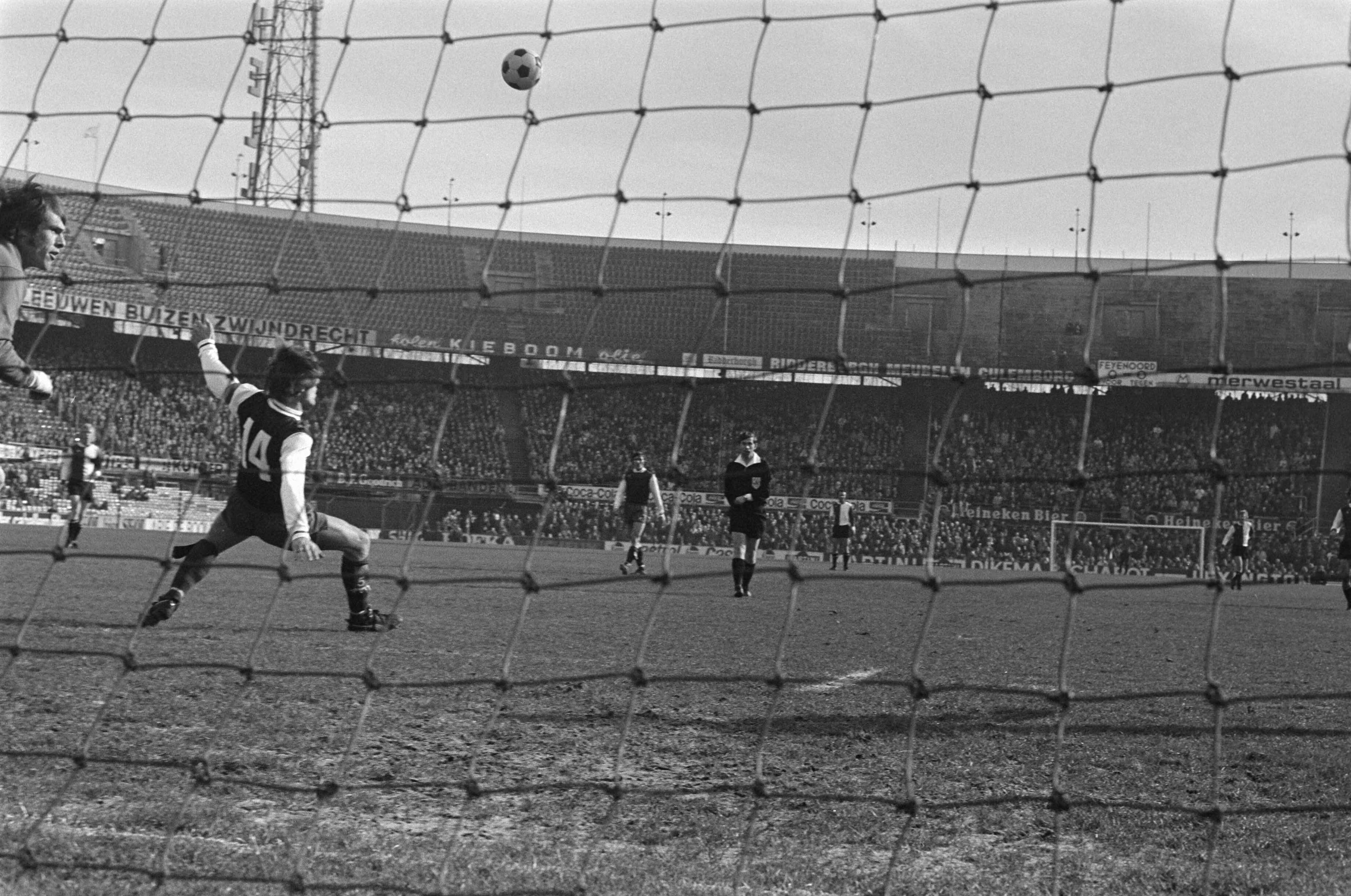 Fotocollectie Anefo — Feyenoord tegen Haarlem 4-0, spelmomenten — Foto: Peters, Hans / Anefo. Licentie: Set B: Rechtenvrij / Publiek Domein. Bron: Nationaal Archief. http://hdl.handle.net/10648/ac61c66e-d0b4-102d-bcf8-003048976d84