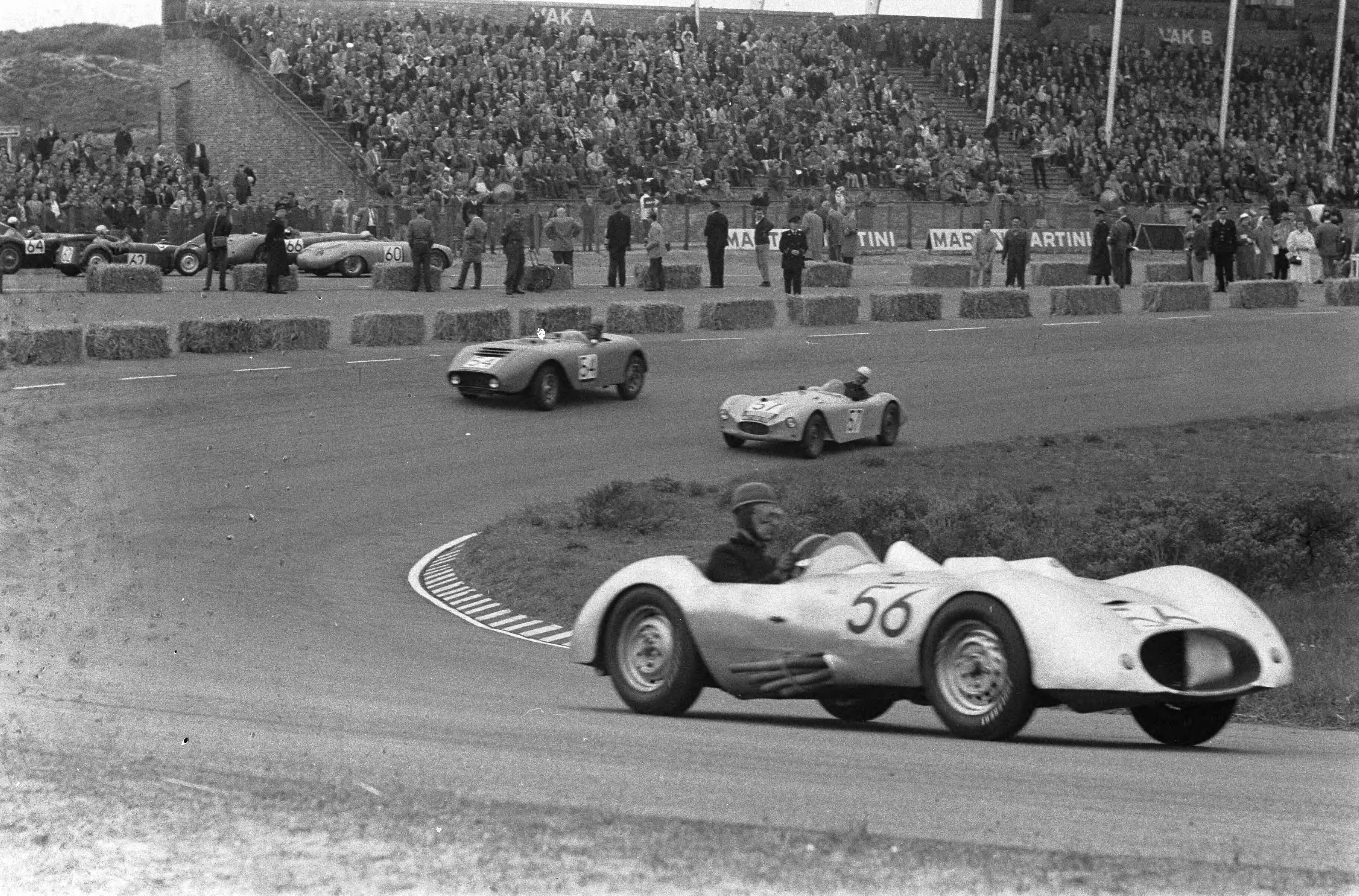 Fotocollectie Anefo — Nationale sportwagenraces op het circuit van Zandvoort — Foto: Pot, Harry / Anefo. Licentie: Set B: Rechtenvrij / Publiek Domein. Bron: Nationaal Archief. http://hdl.handle.net/10648/a9afbb10-d0b4-102d-bcf8-003048976d84