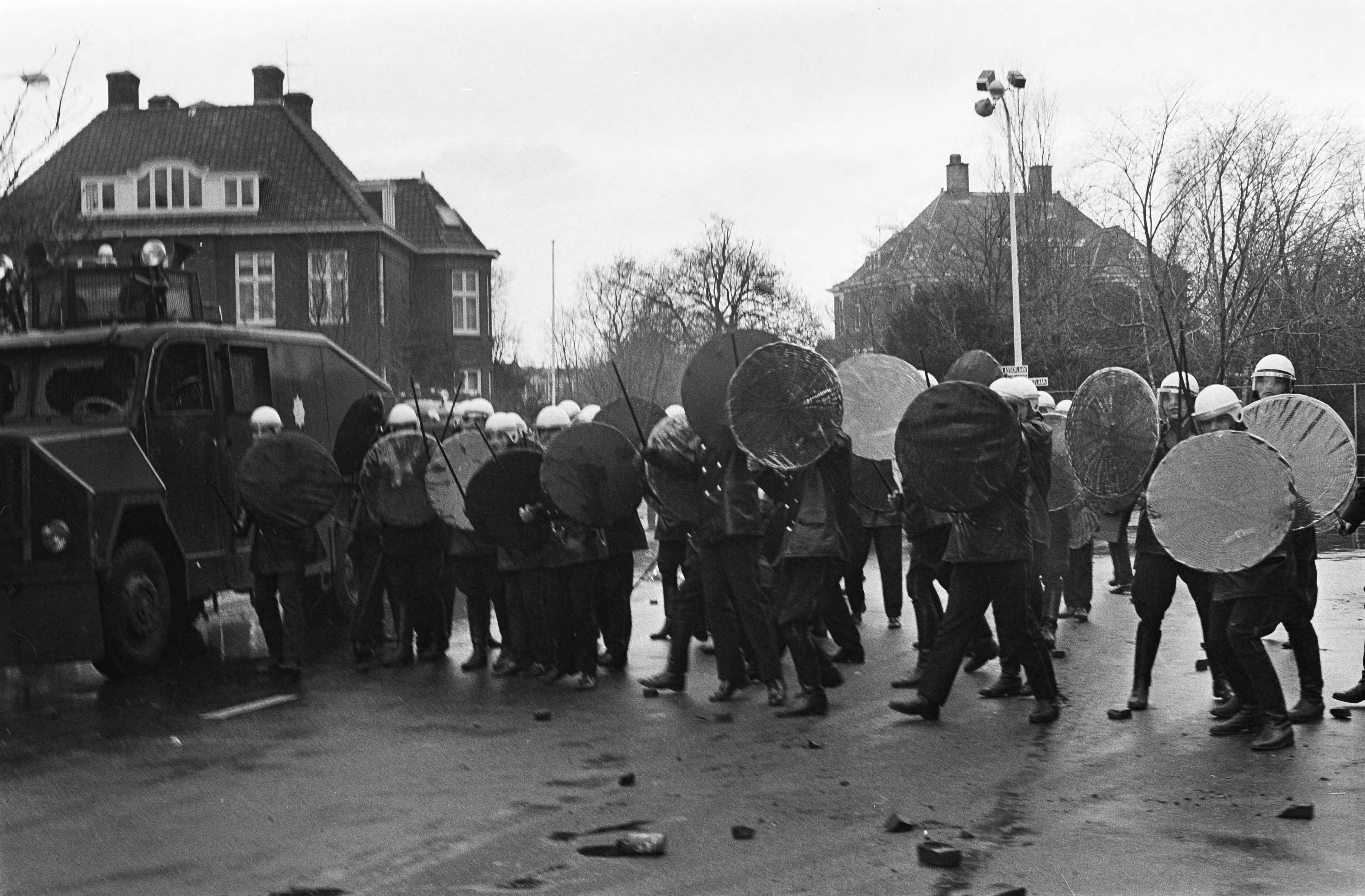 Fotocollectie Anefo — Demonstratie van Zuid Molukkers in Den Haag leidt tot vechtpartijen; politiemensen met schilden tegen de regen van stenen — Foto: Mieremet, Rob / Anefo. Licentie: Set B: Rechtenvrij / Publiek Domein. Bron: Nationaal Archief. http://hdl.handle.net/10648/ac5dd70c-d0b4-102d-bcf8-003048976d84