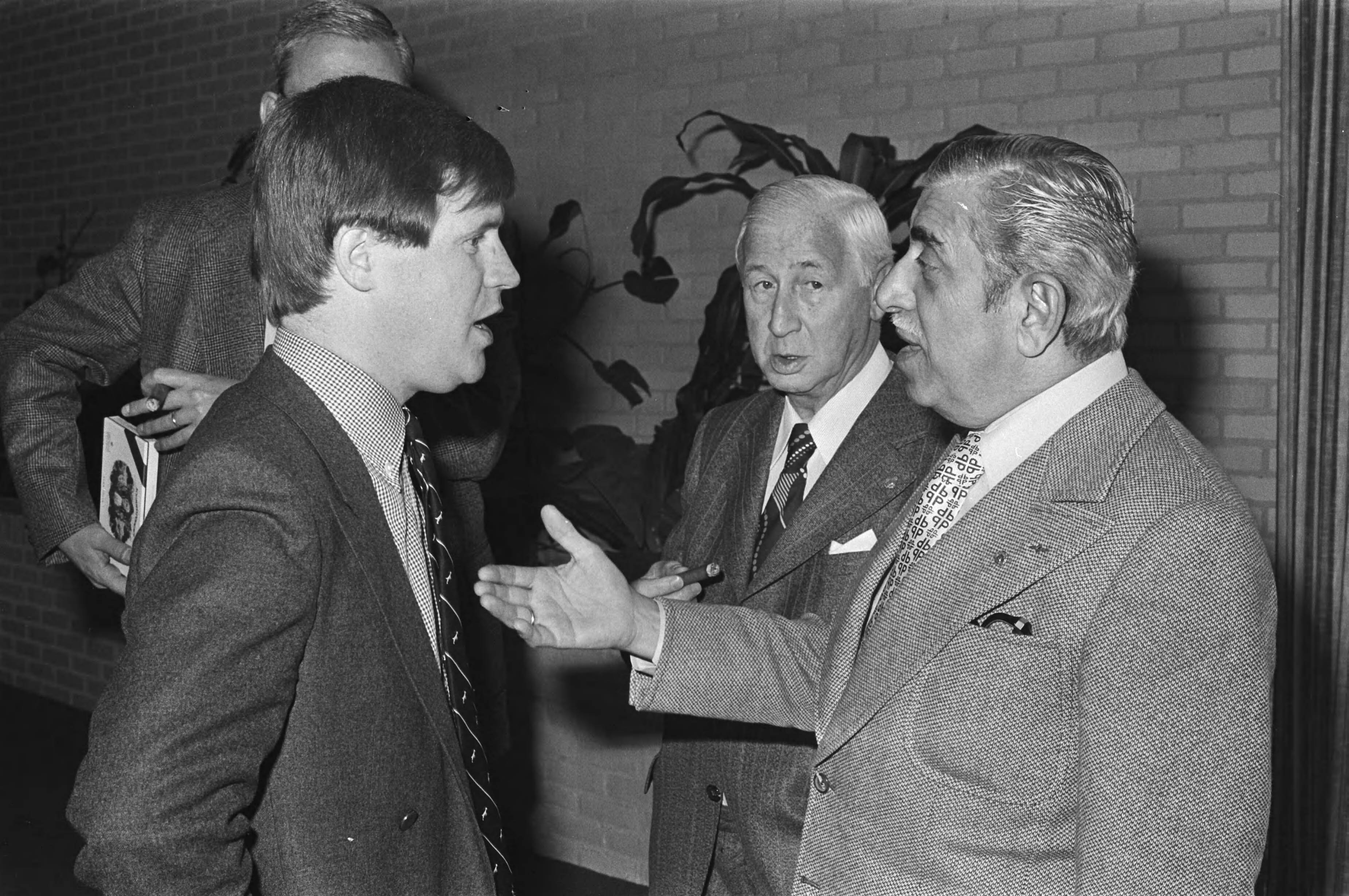 Eric Vilé gekozen tot nieuwe voorzitter FBO in het KNVB Sportcentrum te Zeist — Eric Vilé (l) met mede bestuursleden — Foto: Peters, Hans / Anefo. Licentie: Set B: Rechtenvrij / Publiek Domein. Bron: Nationaal Archief. http://hdl.handle.net/10648/ac975b94-d0b4-102d-bcf8-003048976d84