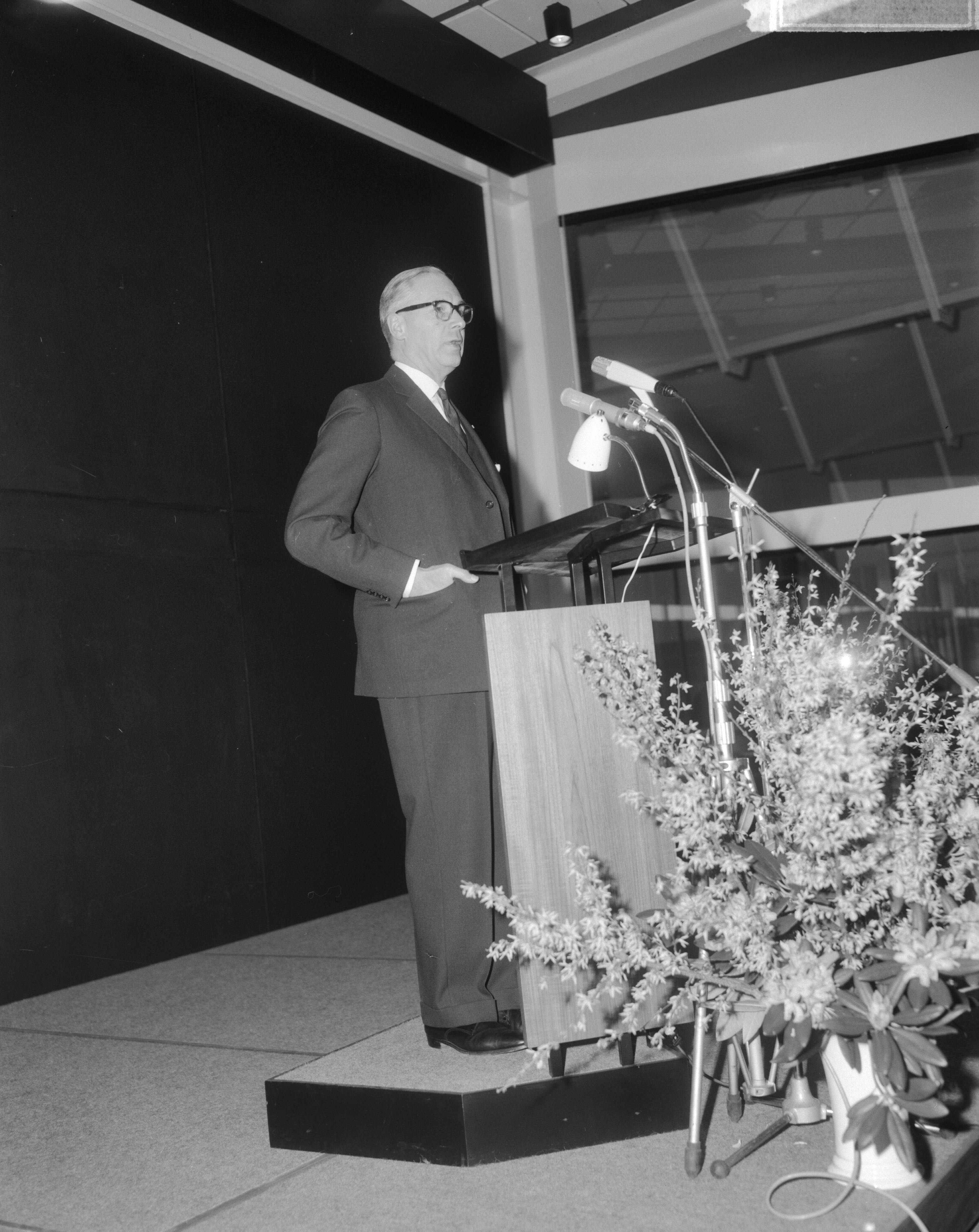 Fotocollectie Anefo — Minister van Economische Zaken dr. J.E. Andriessen heeft te Utrecht de 49e Voorjaarsbeurs geopend, rede van ? — Foto: Bilsen, Joop van / Anefo. Licentie: Set B: Rechtenvrij / Publiek Domein. Bron: Nationaal Archief. http://hdl.handle.net/10648/aa97858a-d0b4-102d-bcf8-003048976d84