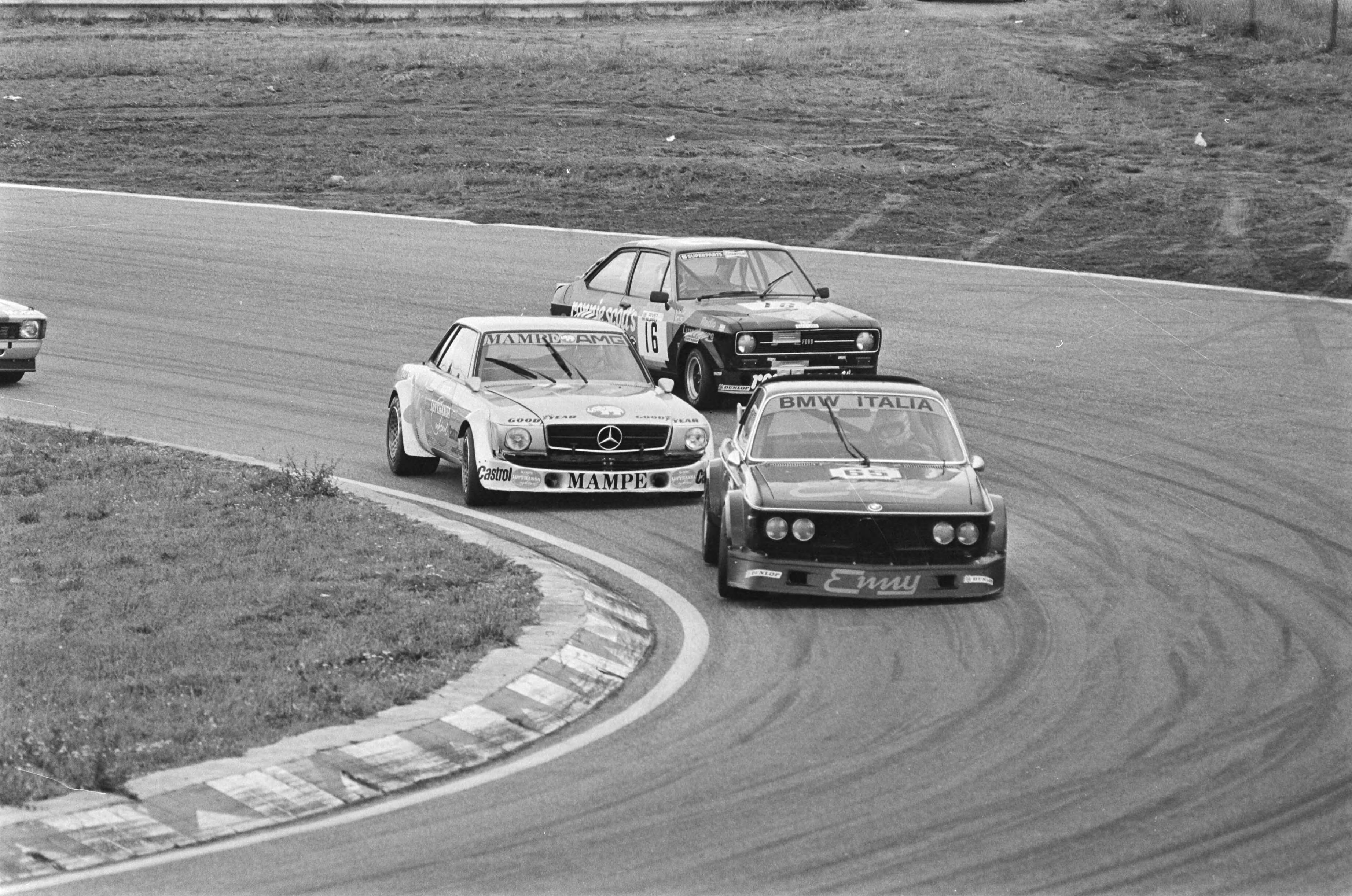 Fotocollectie Anefo — Zandvoort Trophy 4 uurs race ; op kop Toine Hezemans — Foto: Peters, Hans / Anefo. Licentie: Set B: Rechtenvrij / Publiek Domein. Bron: Nationaal Archief. http://hdl.handle.net/10648/acb9a622-d0b4-102d-bcf8-003048976d84