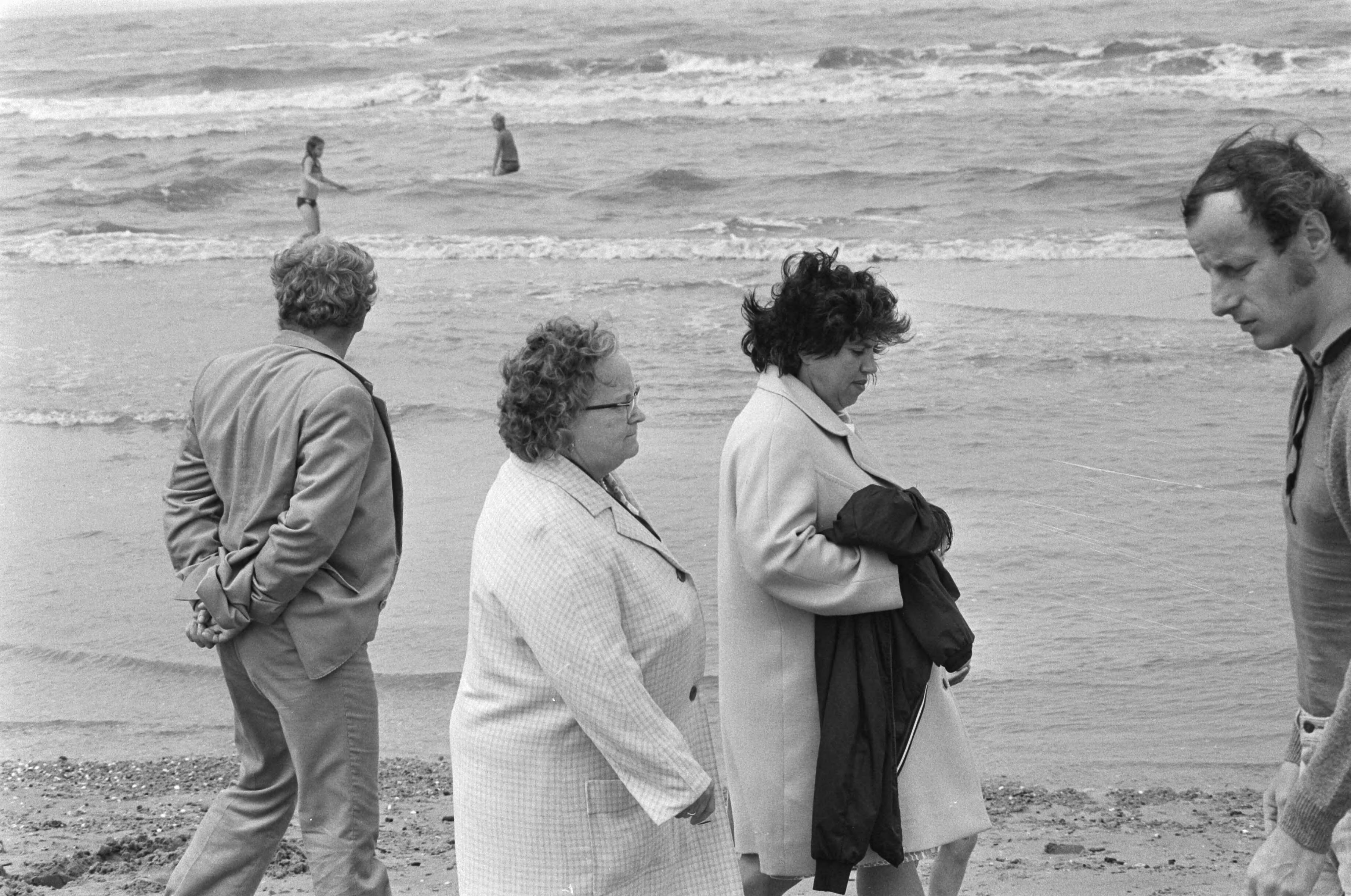 Fotocollectie Anefo — Slecht weer op Zandvoort; dik aangeklede mensen op strand — Foto: Mieremet, Rob / Anefo. Licentie: Set B: Rechtenvrij / Publiek Domein. Bron: Nationaal Archief. http://hdl.handle.net/10648/ac503fa2-d0b4-102d-bcf8-003048976d84