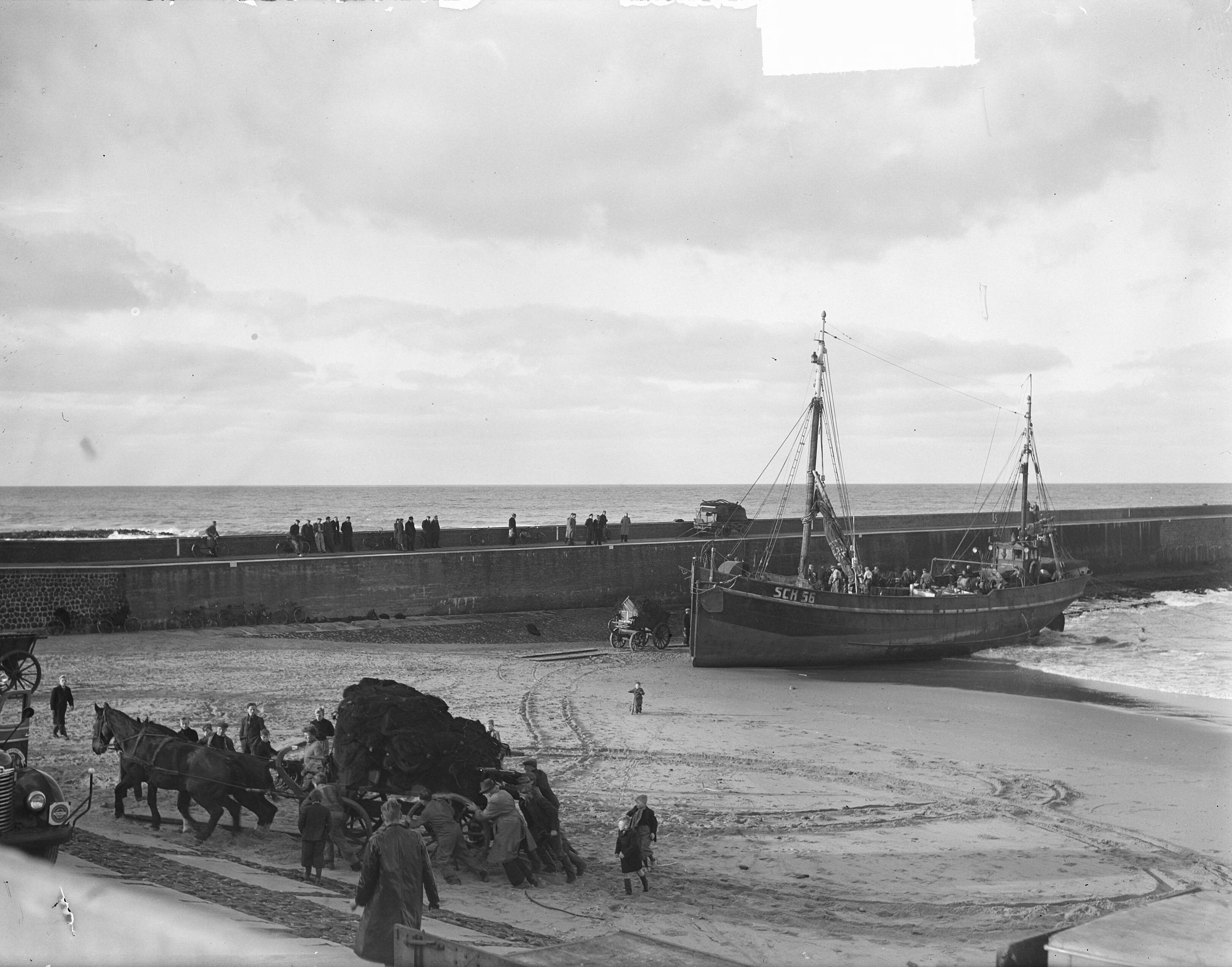Fotocollectie Anefo — Scheveningse logger "Poolster" op het strand gelopen bij Scheveningen — Foto: Nijs, Jac. de / Anefo. Licentie: Set B: Rechtenvrij / Publiek Domein. Bron: Nationaal Archief. http://hdl.handle.net/10648/a8d24cbc-d0b4-102d-bcf8-003048976d84