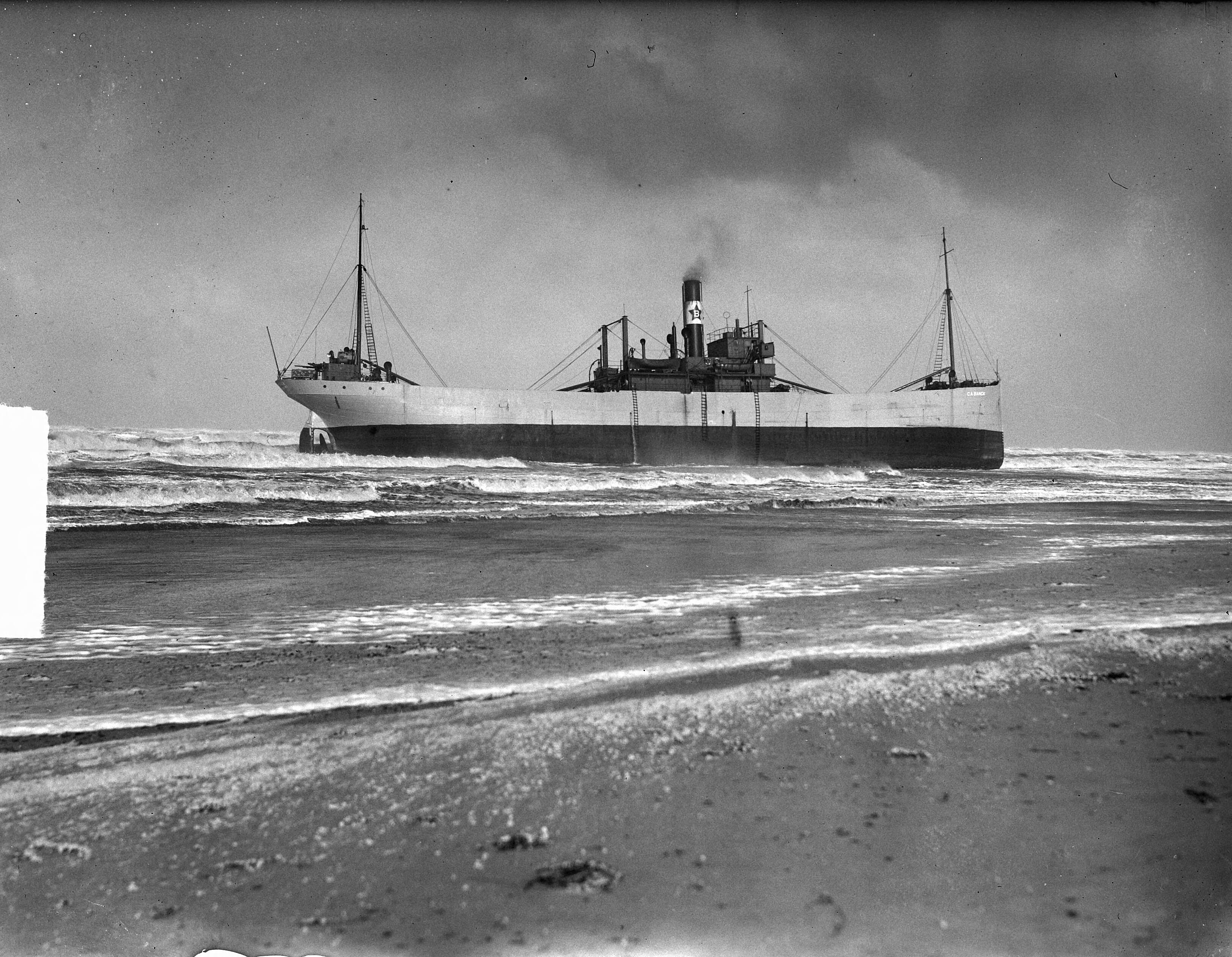 Fotocollectie Anefo — Zweeds schip ss C.A. Banck op het strand van Bloemendaal — Foto: Averink, […] / Anefo. Licentie: Set B: Rechtenvrij / Publiek Domein. Bron: Nationaal Archief. http://hdl.handle.net/10648/a8c42fc4-d0b4-102d-bcf8-003048976d84