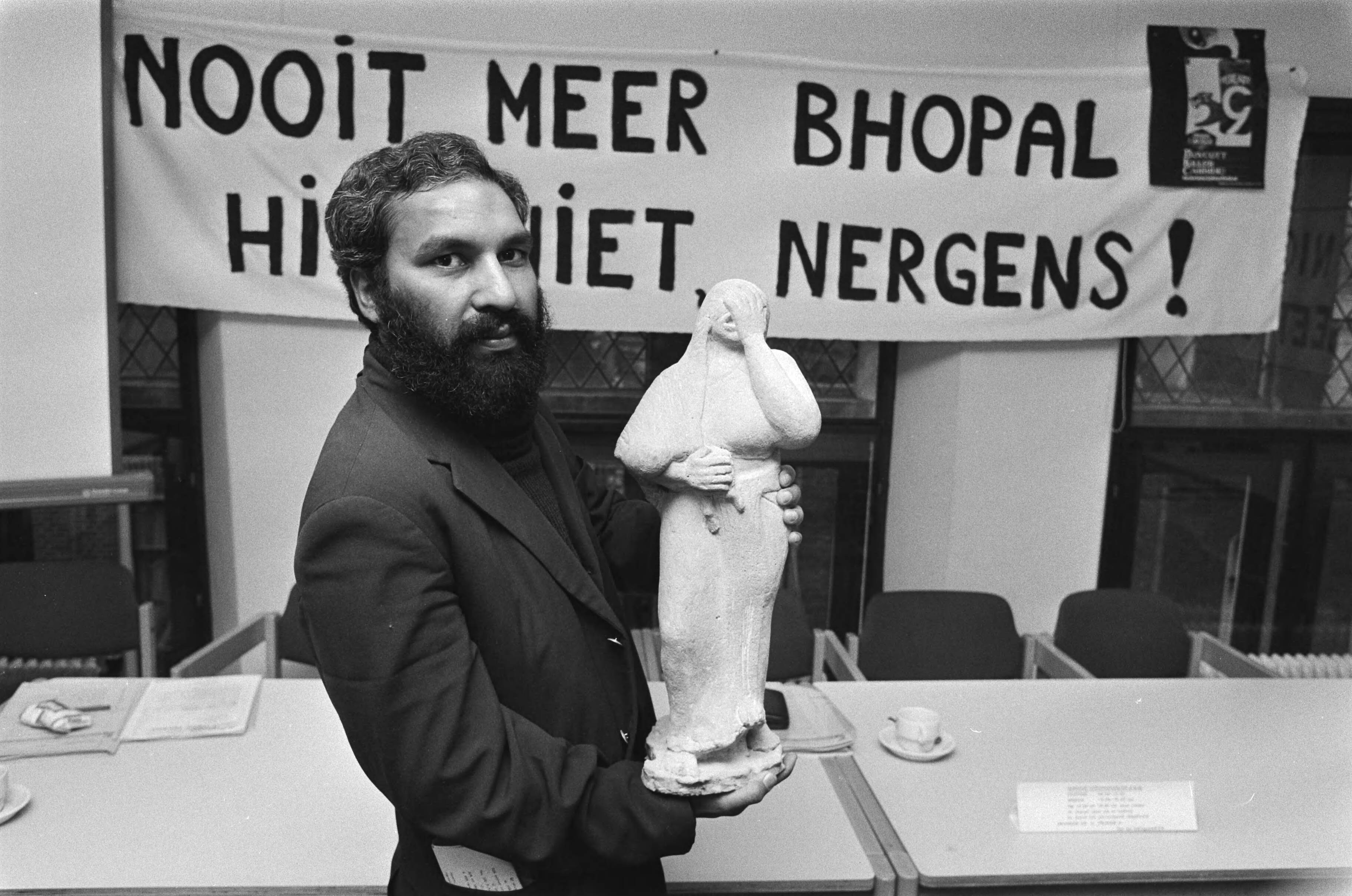 Fotocollectie Anefo — Op een persconferentie van "Nooit meer Bhopal" in Utrecht sprak o.m. Dinesh Ahrol , hier tot replica standbeeld dat geplaatst is in Bhopal — Foto: Bogaerts, Rob / Anefo. Licentie: Set B: Rechtenvrij / Publiek Domein. Bron: Nationaal Archief. http://hdl.handle.net/10648/ad4d4d0a-d0b4-102d-bcf8-003048976d84