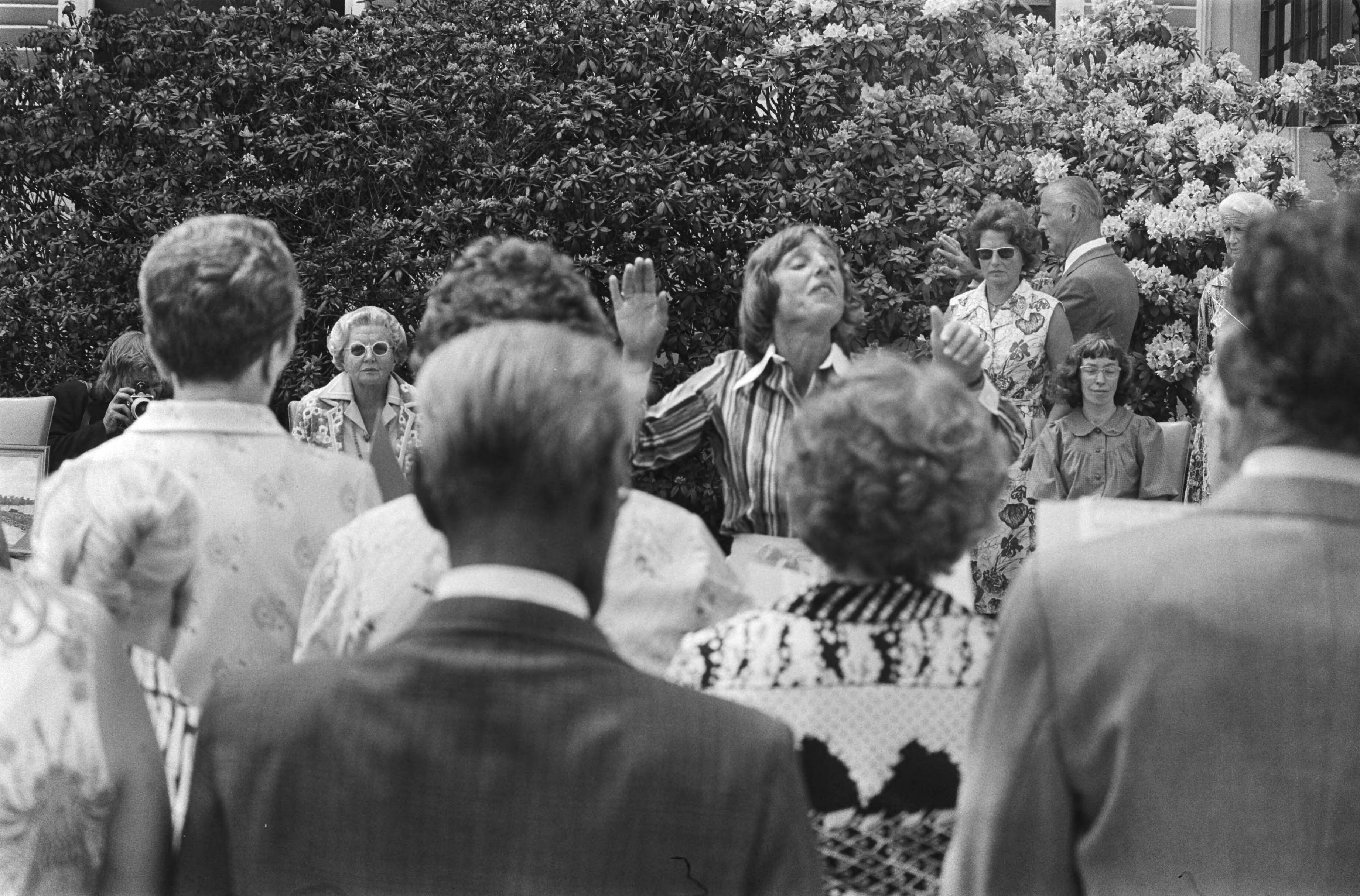 Fotocollectie Anefo — Bejaardendefile op Soestdijk, koningin Juliana en bejaarden — Foto: Verhoeff, Bert / Anefo. Licentie: Set B: Rechtenvrij / Publiek Domein. Bron: Nationaal Archief. http://hdl.handle.net/10648/ac8650ce-d0b4-102d-bcf8-003048976d84