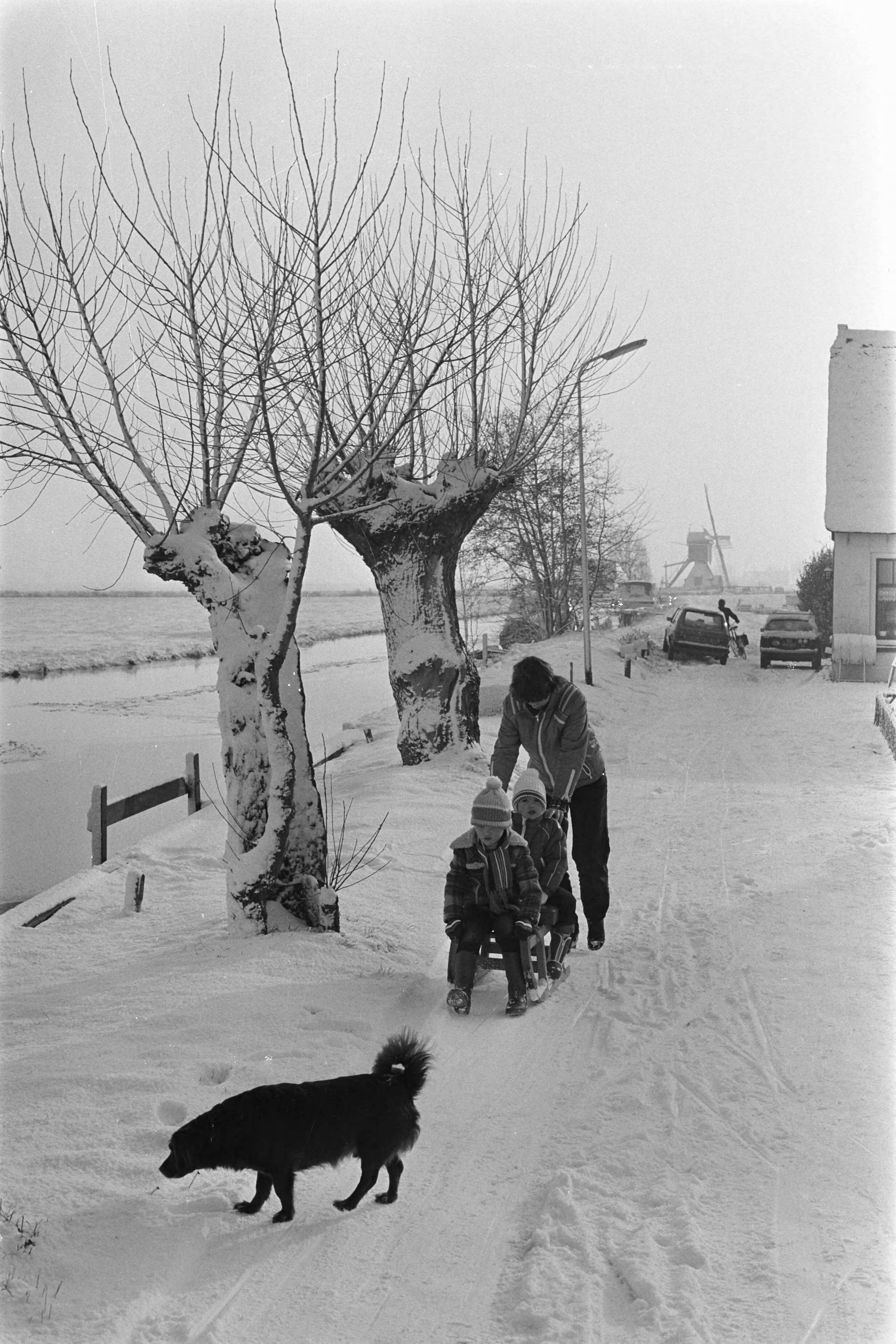 Fotocollectie Anefo — Veel sneeuw dit weekend in Nederland, beeld in de buurt van Leidschendam — Foto: Antonisse, Marcel / Anefo. Licentie: Set B: Rechtenvrij / Publiek Domein. Bron: Nationaal Archief. http://hdl.handle.net/10648/acefa038-d0b4-102d-bcf8-003048976d84