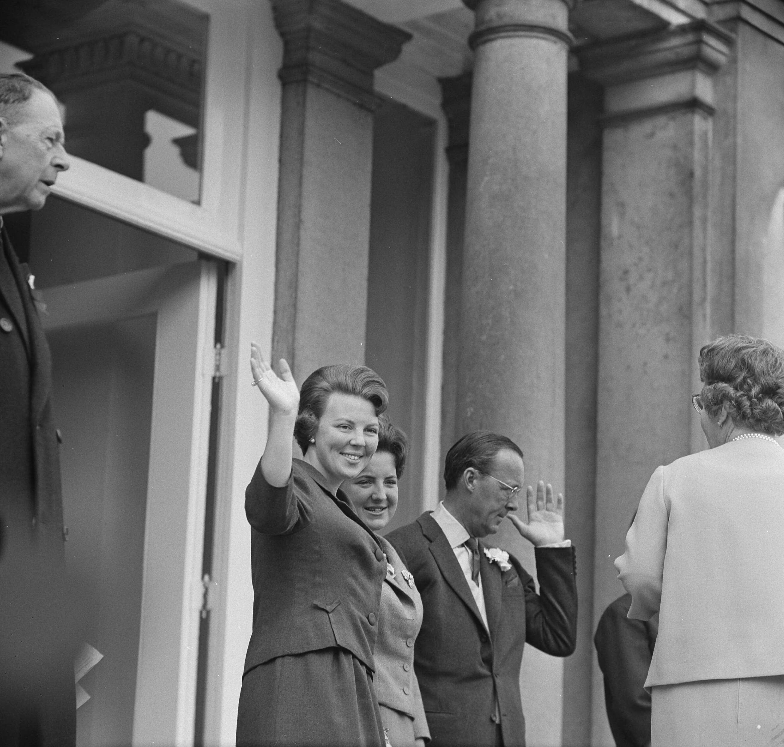 Koninginnedag 1963 — Prinsessen Beatrix en Irene en prins Bernhard wuiven vanaf het bordes van paleis Soestdijk naar het publiek — Foto: Nijs, Jac. de / Anefo. Licentie: Set B: Rechtenvrij / Publiek Domein. Bron: Nationaal Archief. http://hdl.handle.net/10648/aa3493c6-d0b4-102d-bcf8-003048976d84