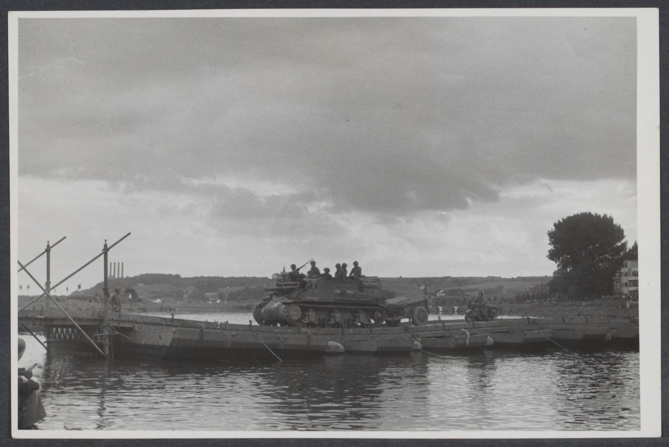 Nederland front, 1944 — Maastricht. Amerikaanse troepen trekken over een pontonbrug over de Maas — Foto: R.K. Foto-persbureau "Het Zuiden" / Rechtenvrij. Licentie: Set B: Rechtenvrij / Publiek Domein. Bron: Nationaal Archief. http://hdl.handle.net/10648/f92b1a64-8b25-4d61-318f-92328d01eee7