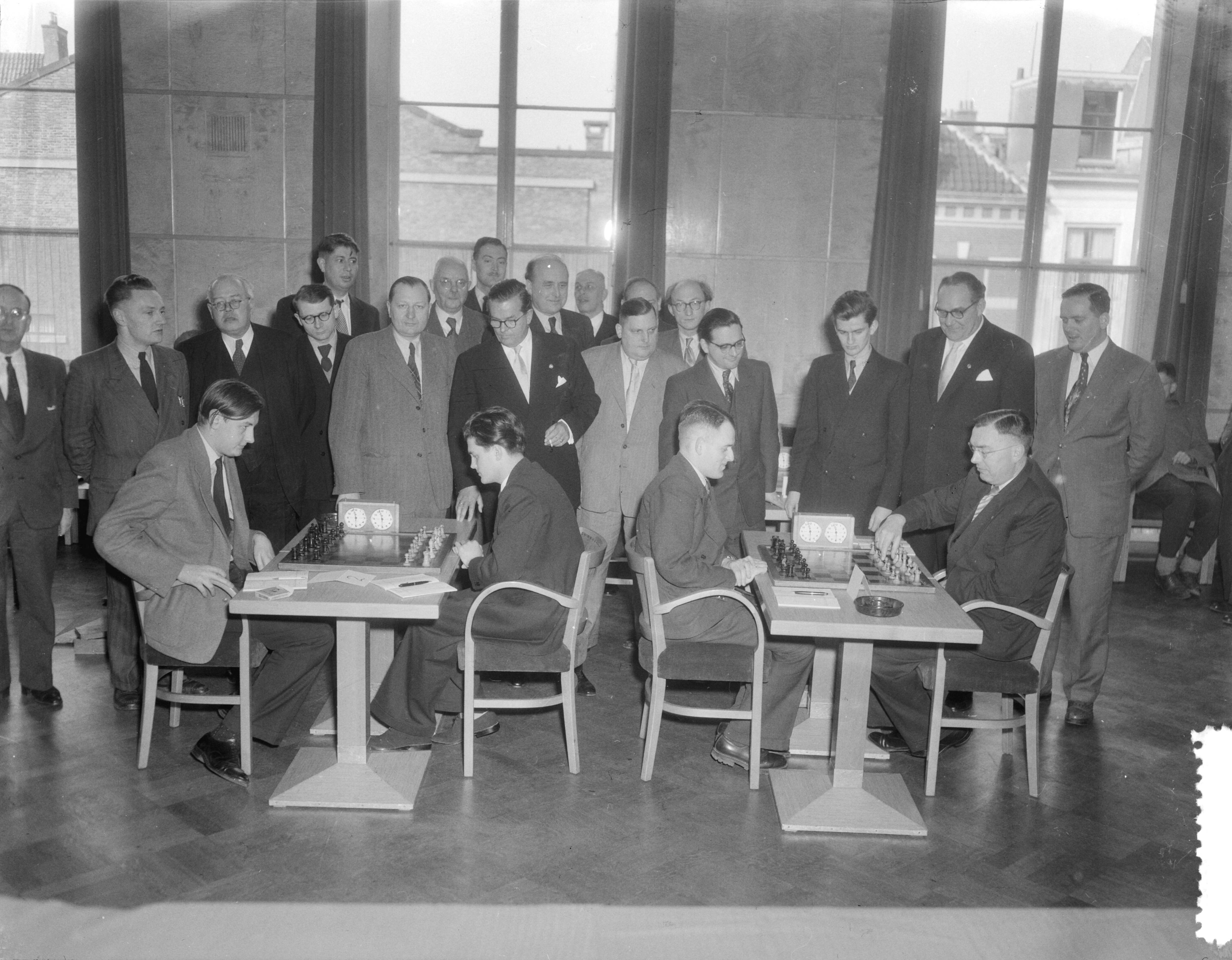 Fotocollectie Anefo — Schaken. Nederland tegen Duitsland in Utrecht. Links Jan-Hein Donner tegen Schmid, rechts Unzicker tegen Euwe (rechts) — Foto: Duinen, G.W. van / Anefo. Licentie: Set B: Rechtenvrij / Publiek Domein. Bron: Nationaal Archief. http://hdl.handle.net/10648/a91e0e86-d0b4-102d-bcf8-003048976d84