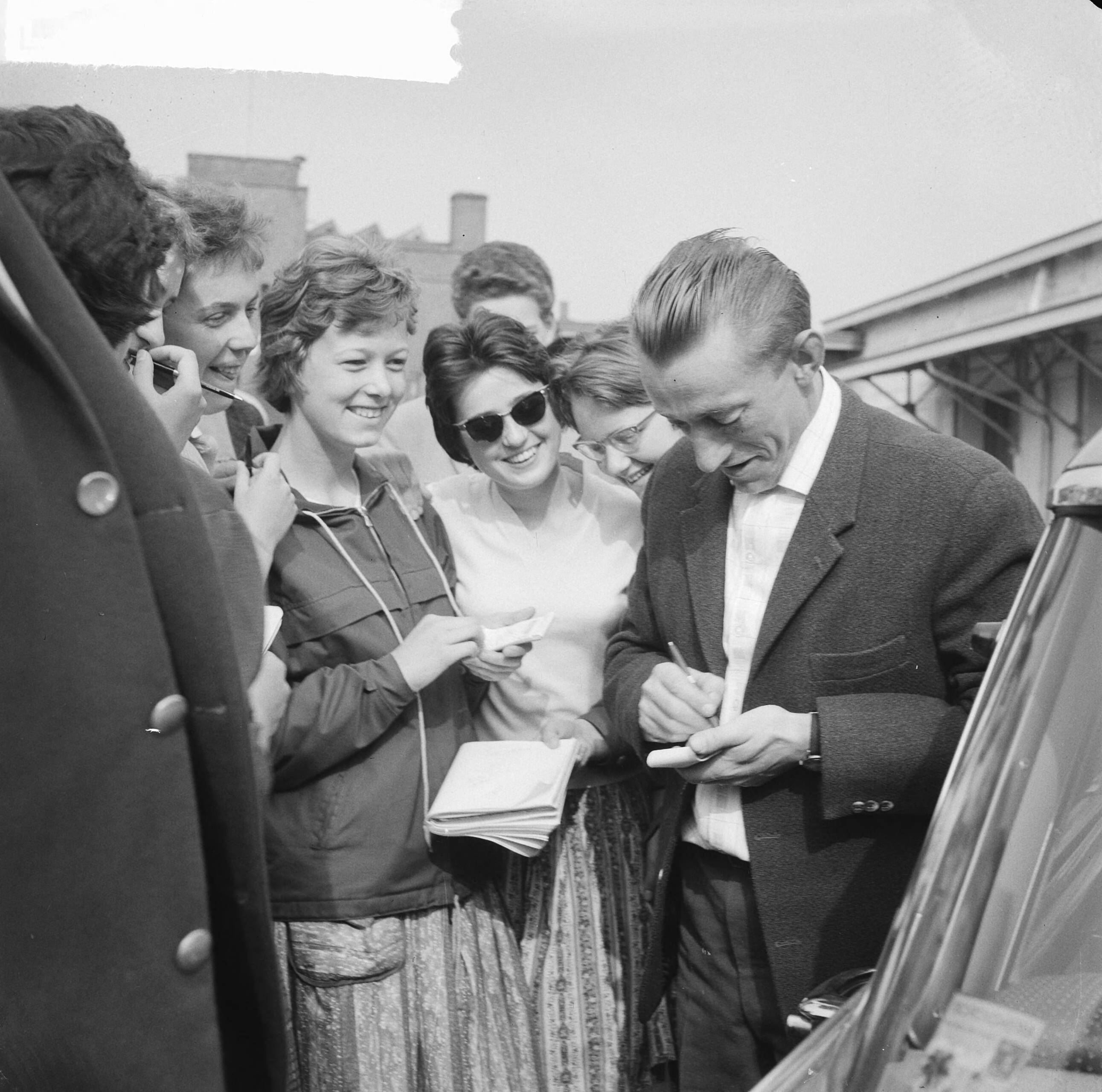Tour de France 1961 — Vertrek Tour de France ploeg naar Frankrijk. Wout Wagtmans deelt handtekeningen uit — Foto: Koch, Eric / Anefo. Licentie: Set B: Rechtenvrij / Publiek Domein. Bron: Nationaal Archief. http://hdl.handle.net/10648/a9d9a1c8-d0b4-102d-bcf8-003048976d84