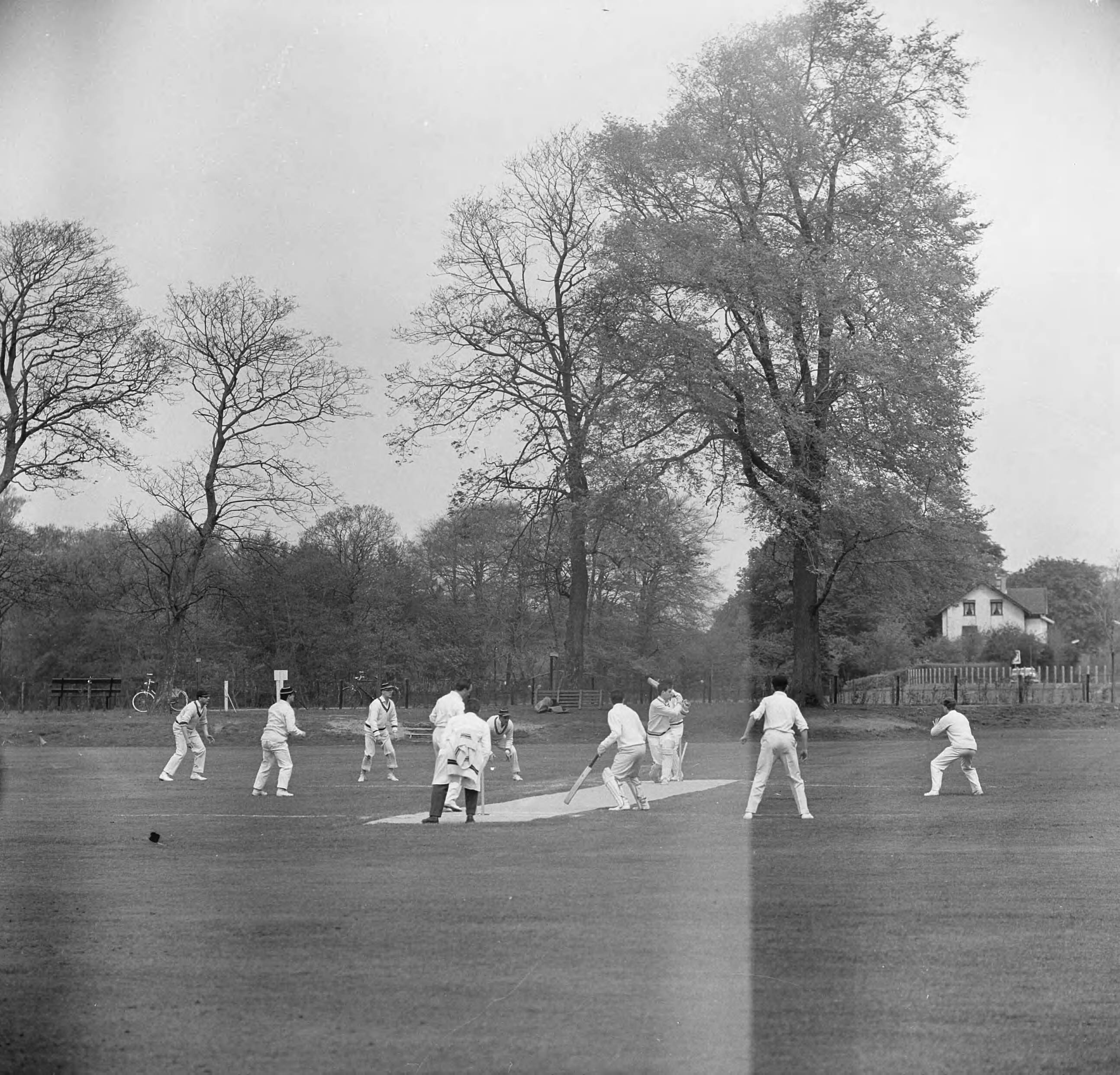 Fotocollectie Anefo — Cricketseizoen geopend. Haarlem tegen VRA. Spelmoment "voor de Lunch" — Foto: Nijs, Jac. de / Anefo. Licentie: Set B: Rechtenvrij / Publiek Domein. Bron: Nationaal Archief. http://hdl.handle.net/10648/aa3664f8-d0b4-102d-bcf8-003048976d84