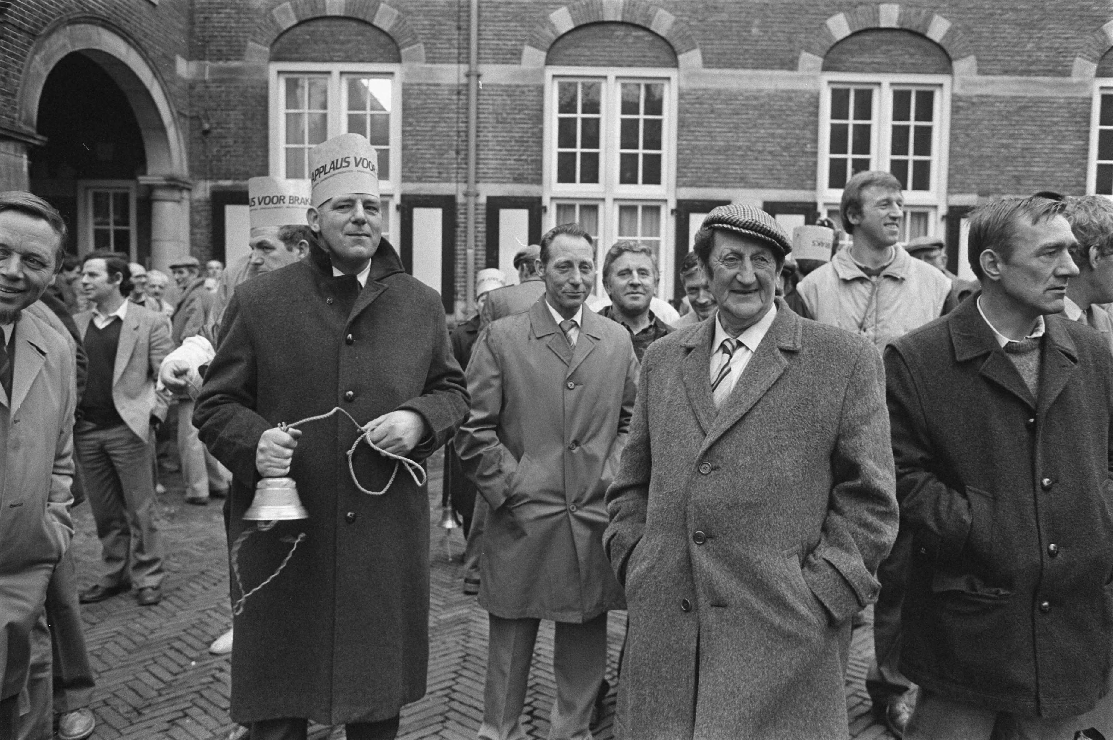 Actievoerende boeren op het Binnenhof in Den Haag i.v.m. de nieuwe meststoffenwet. — Den Haag|Zuid-Holland|boeren |betogingen|Binnenhof — Foto: Croes, Rob C. / Anefo. Licentie: Set B: Rechtenvrij / Publiek Domein. Bron: Nationaal Archief. http://hdl.handle.net/10648/ad5208e0-d0b4-102d-bcf8-003048976d84