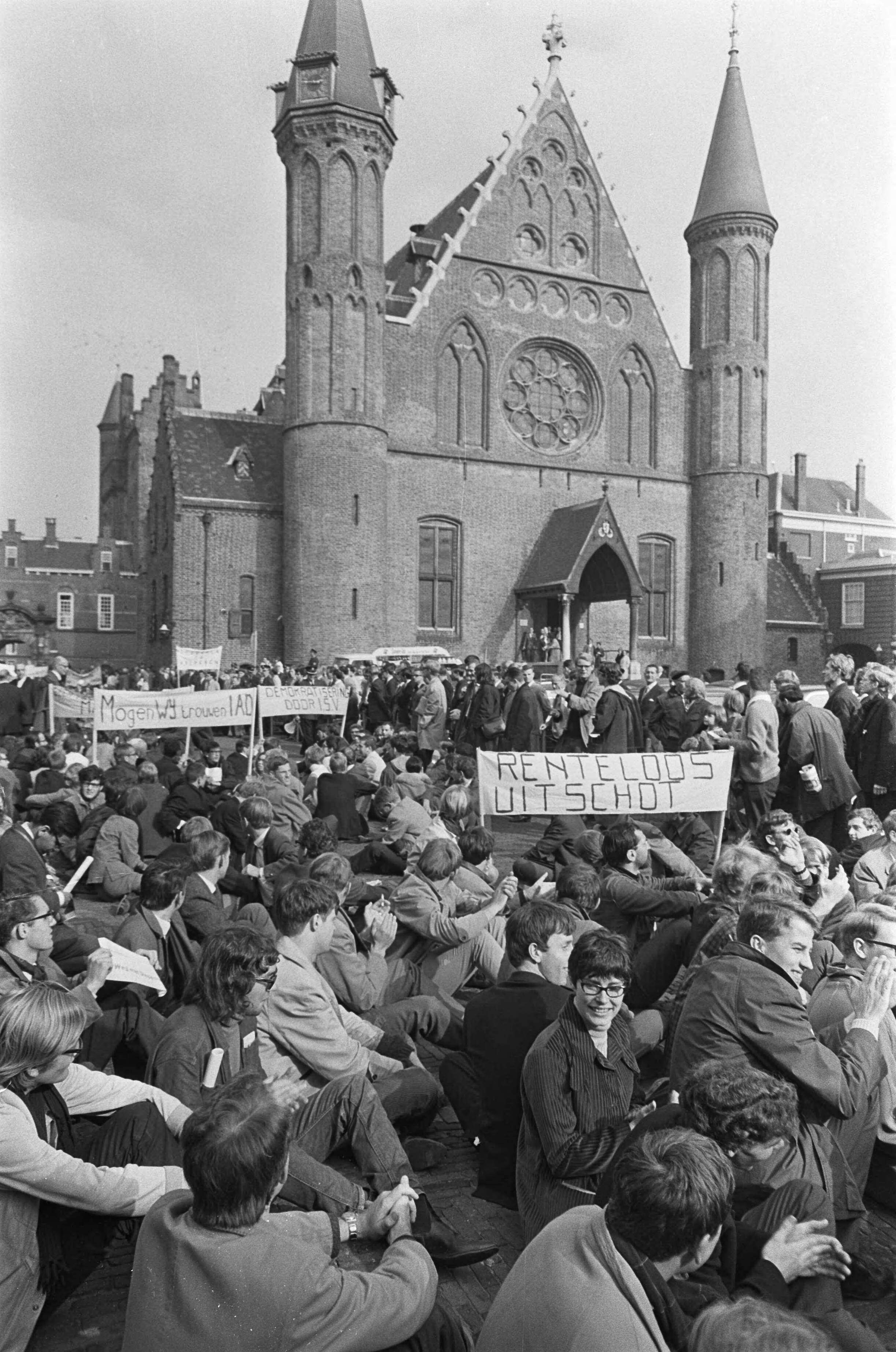 Studentendemonstratie inzake studietoelage, optocht van Amsterdam naar Den Haag — Studenten arriveren met spandoeken op het Haagse Binnenhof — Foto: Fotograaf Onbekend / Anefo. Licentie: Set B: Rechtenvrij / Publiek Domein. Bron: Nationaal Archief. http://hdl.handle.net/10648/aafe600c-d0b4-102d-bcf8-003048976d84