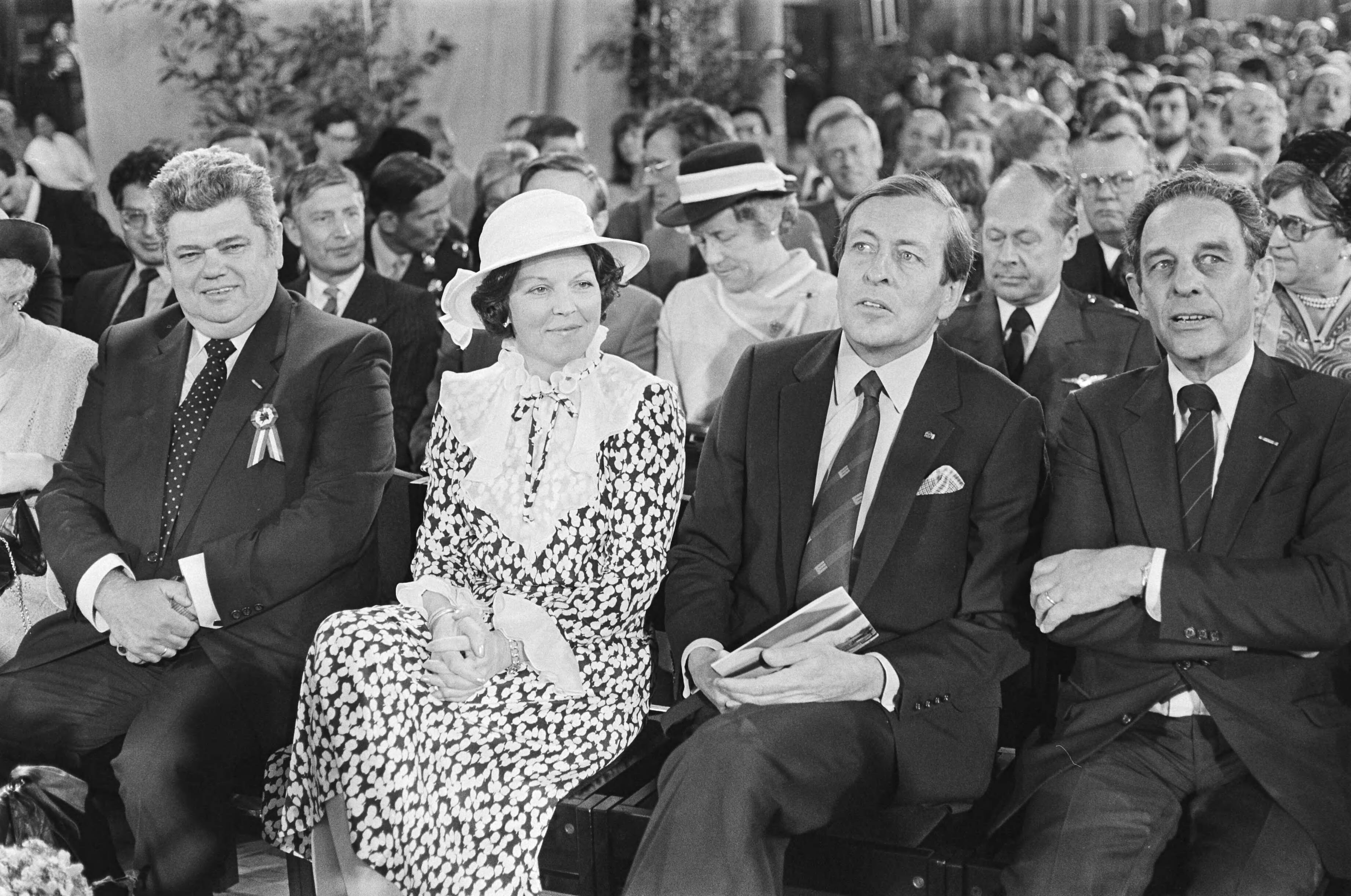 Fotocollectie Anefo — Koningin Beatrix en Prins Claus woonden de Centrale bevrijdingsmanifestatie in Groningen bij; v.l.n.r. Vonhoff, Beatrix, Claus, Van Lier in Martinikerk / — Foto: Dijk, Hans van / Anefo. Licentie: Set B: Rechtenvrij / Publiek Domein. Bron: Nationaal Archief. http://hdl.handle.net/10648/ad16ae1c-d0b4-102d-bcf8-003048976d84