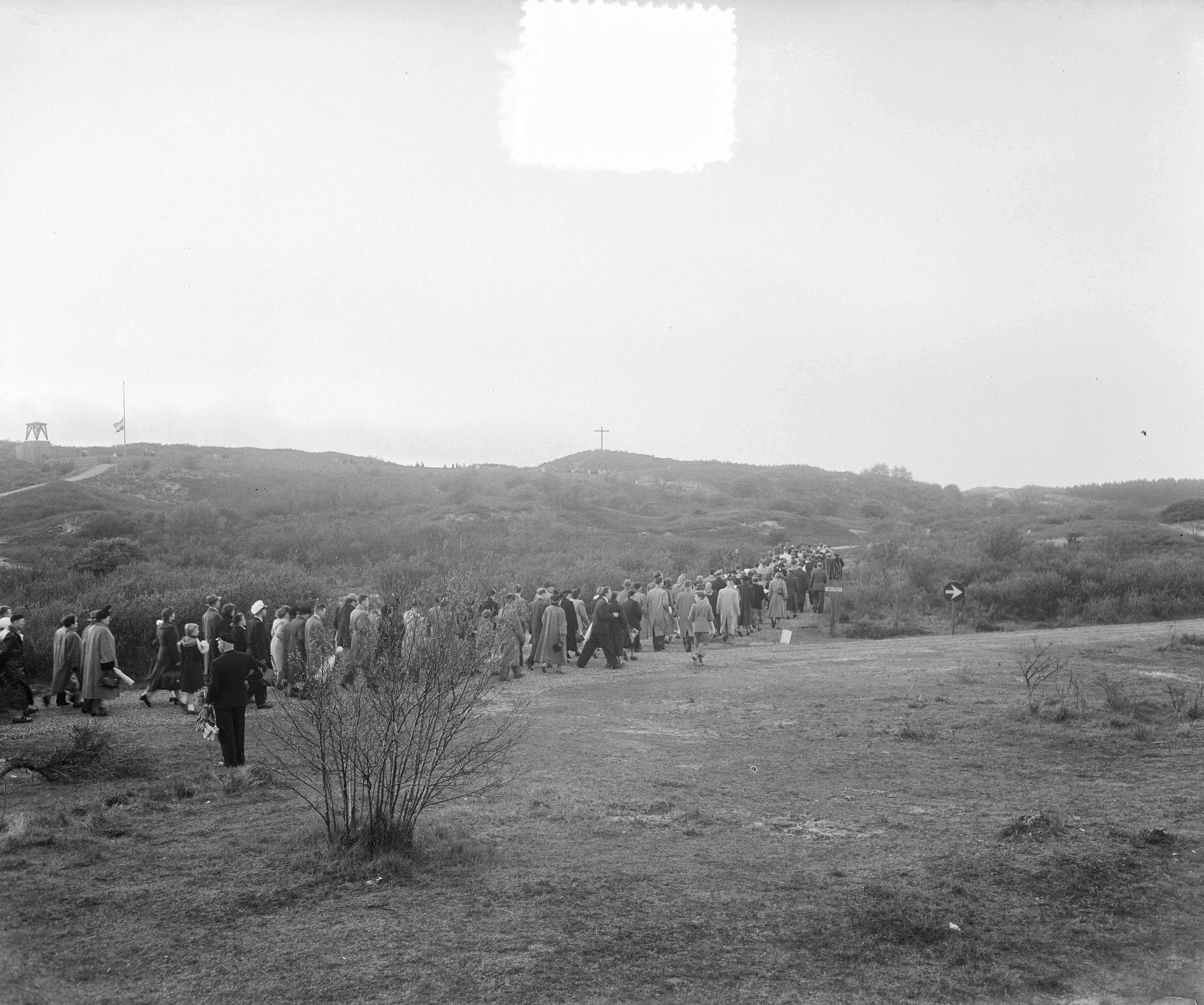 Dodenherdenking. Bloemendaal Stille Tocht — Foto: Pot, Harry / Anefo. — Licentie: Set B: Rechtenvrij / Publiek Domein. Bron: Nationaal Archief. http://hdl.handle.net/10648/a90b7a6e-d0b4-102d-bcf8-003048976d84