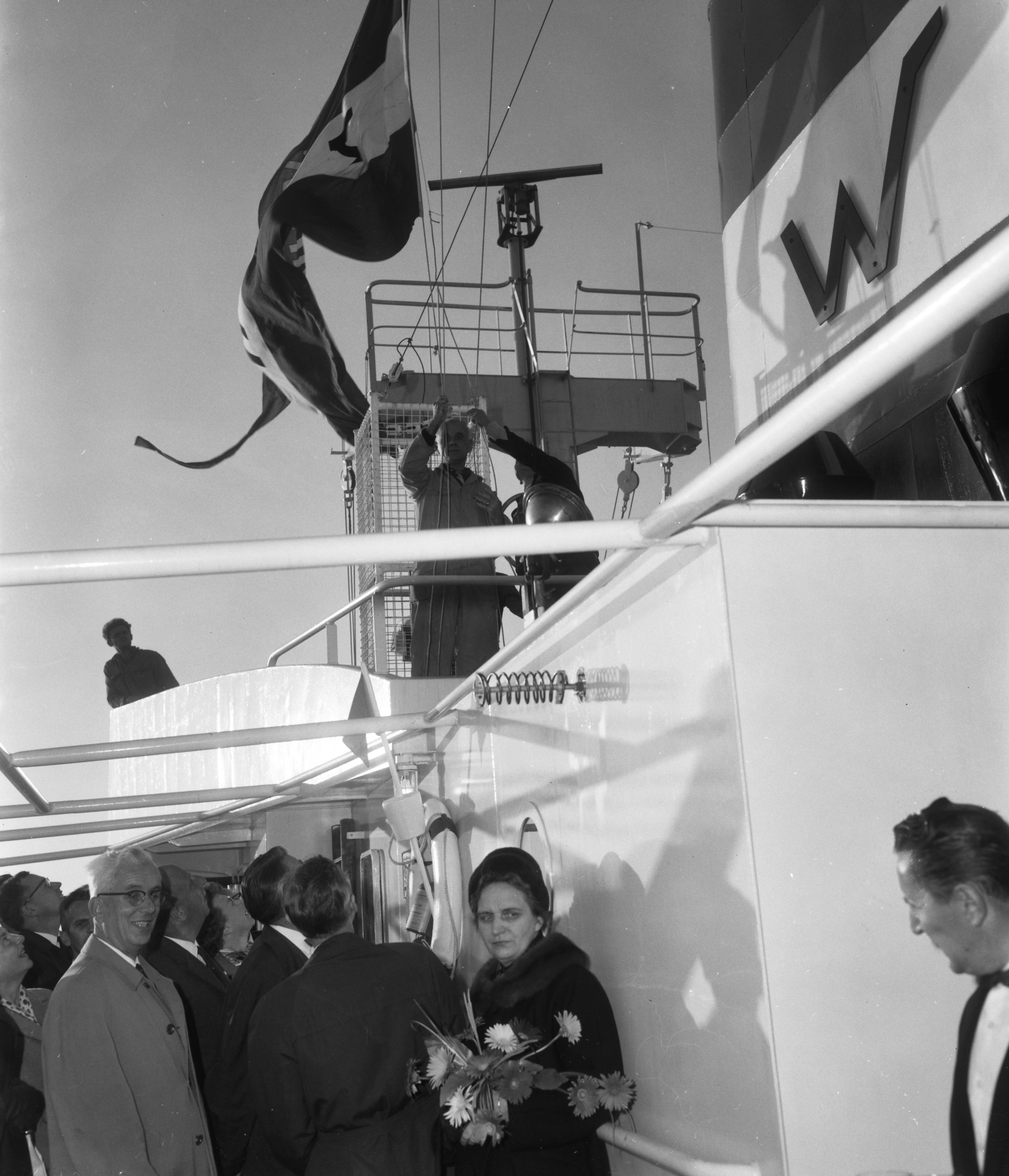 Tewaterlating motorschip "Karin Winther", gebouwd door de Zaanlandse Scheepsbouw Maatschappij te Zaandam, in opdracht van E. Winther, Hellerup, Denemarken — Zaandam|Noord-Holland|tewaterlatingen |plechtigheden |schepen|Zaanlandse Scheepsbouw Maatschappij |Karin Winther — Foto: Bilsen, Joop van / Anefo. Licentie: Set B: Rechtenvrij / Publiek Domein. Bron: Nationaal Archief. http://hdl.handle.net/10648/aac826ae-d0b4-102d-bcf8-003048976d84