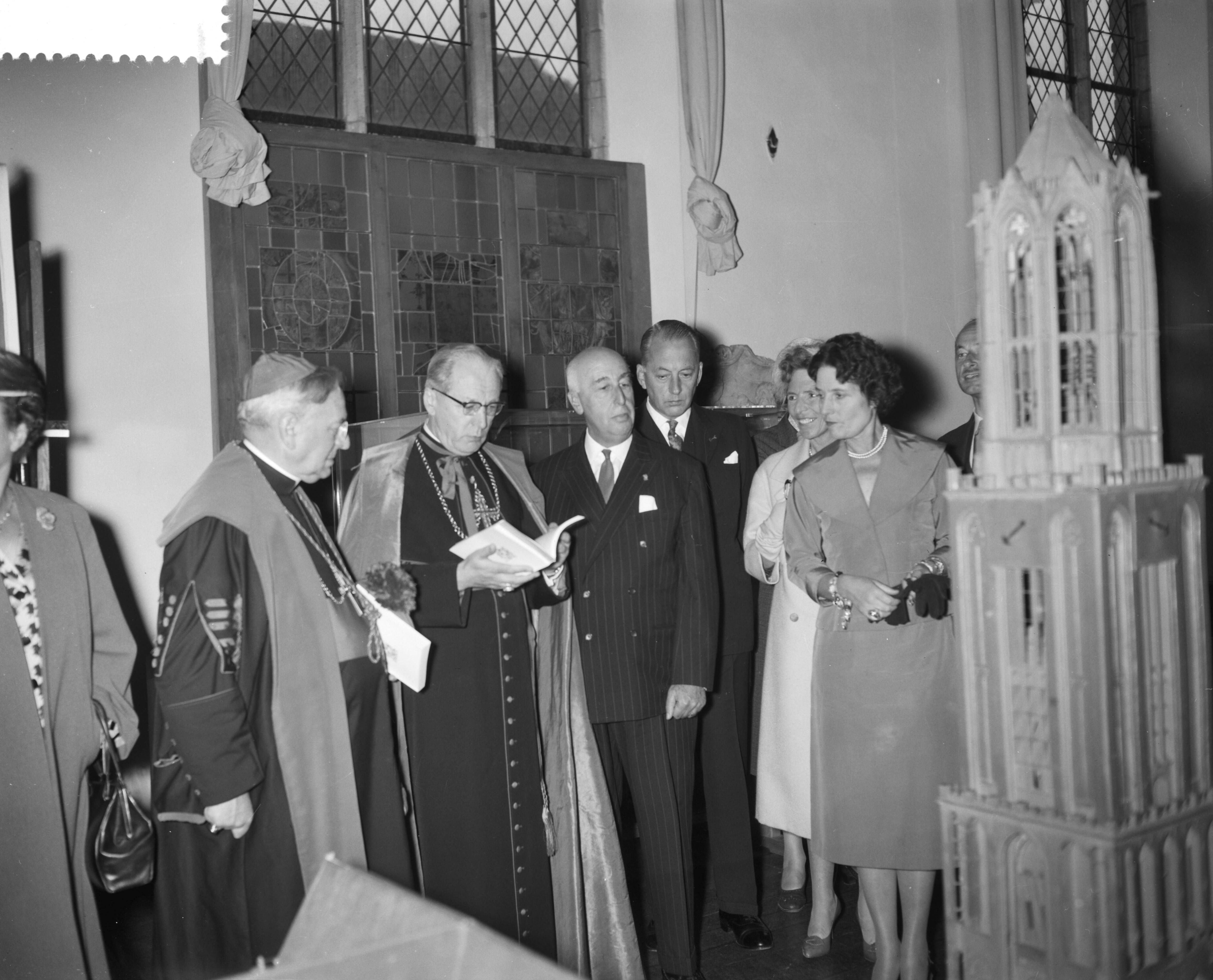 Fotocollectie Anefo — Opening tentoonstelling over "Adrianus IV" door mgr. B. J. Alfrink in het Centraal Museum te Utrecht — Foto: Bilsen, Joop van / Anefo. Licentie: Set B: Rechtenvrij / Publiek Domein. Bron: Nationaal Archief. http://hdl.handle.net/10648/a99ea14a-d0b4-102d-bcf8-003048976d84