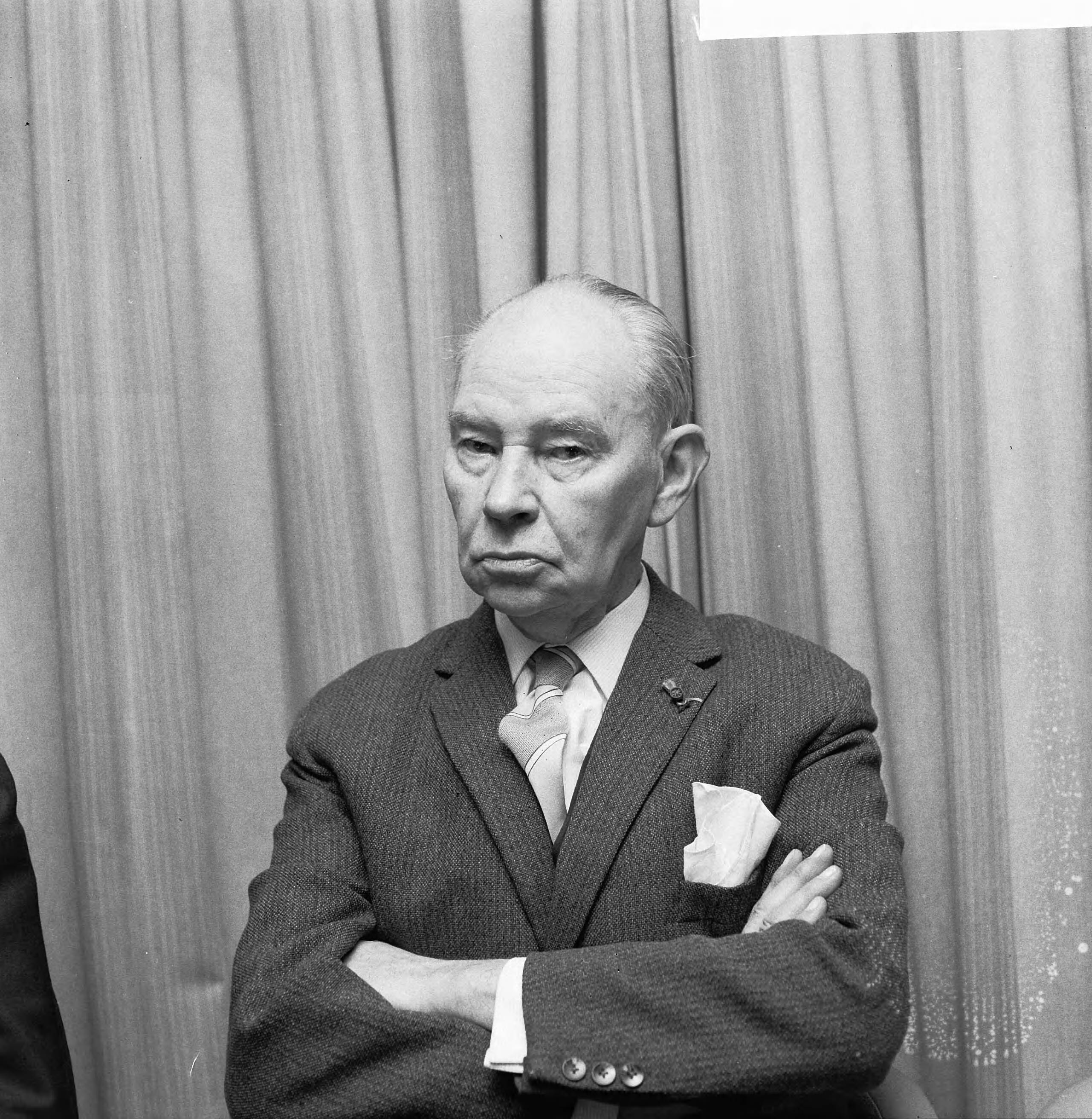 Fotocollectie Anefo — Persconferentie van de TROS (Televisie & Radio Omroep Stichting) in Nieuwspoort te Den Haag;bestuurlid D. Bijdendijk — Foto: Kroon, Ron / Anefo. Licentie: Set B: Rechtenvrij / Publiek Domein. Bron: Nationaal Archief. http://hdl.handle.net/10648/aad2b6fa-d0b4-102d-bcf8-003048976d84